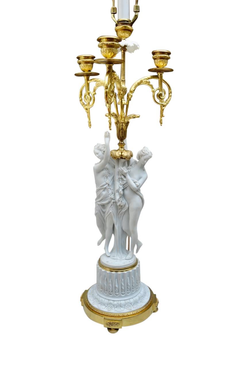 Louis XVI Lampe candélabre en porcelaine biscuit de Sèvres et bronze doré signée Feuchere en vente