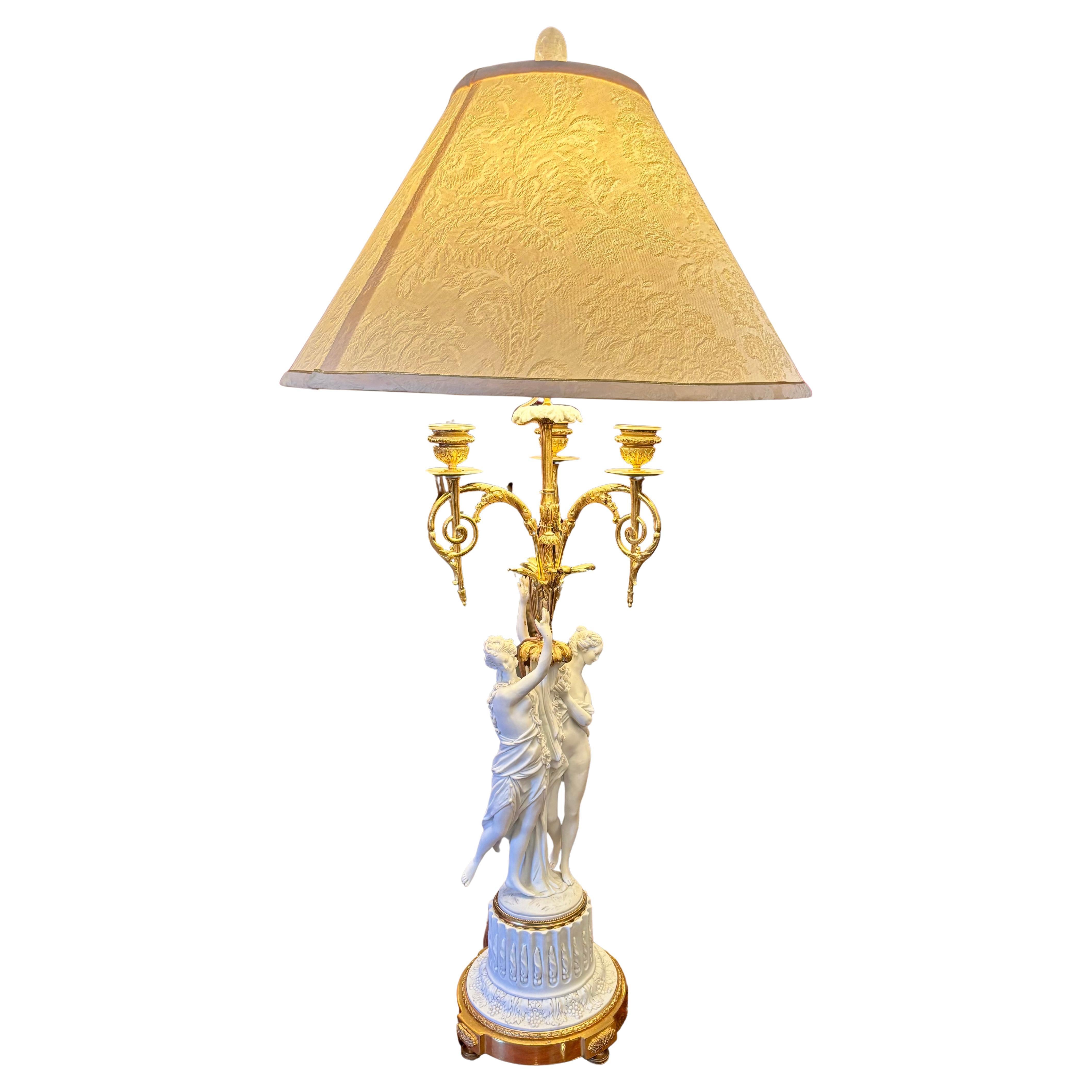 Lámpara candelabro francesa de porcelana bizcochada de Sevres y bronce dorado Firmada Feuchere en venta