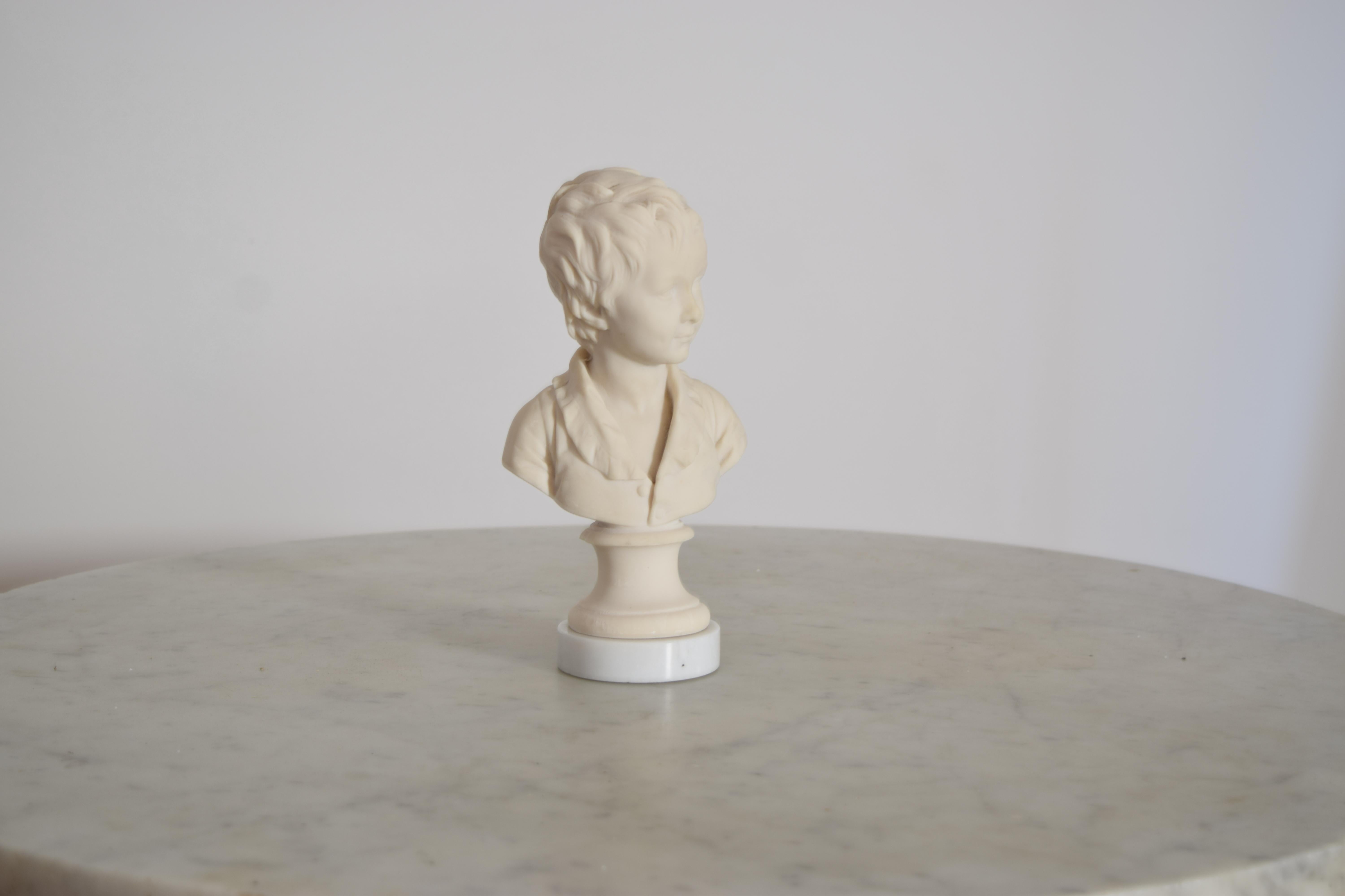 fuso in porcellana bianca di bisquit della manifattura di Sèvres e raffigurante Alexandre Brongiart da ragazzo, secondo lo scultore Jean-Antoine Houdon; l'originale è stato scolpito alla fine del XVIII secolo, e poggia su una successiva base