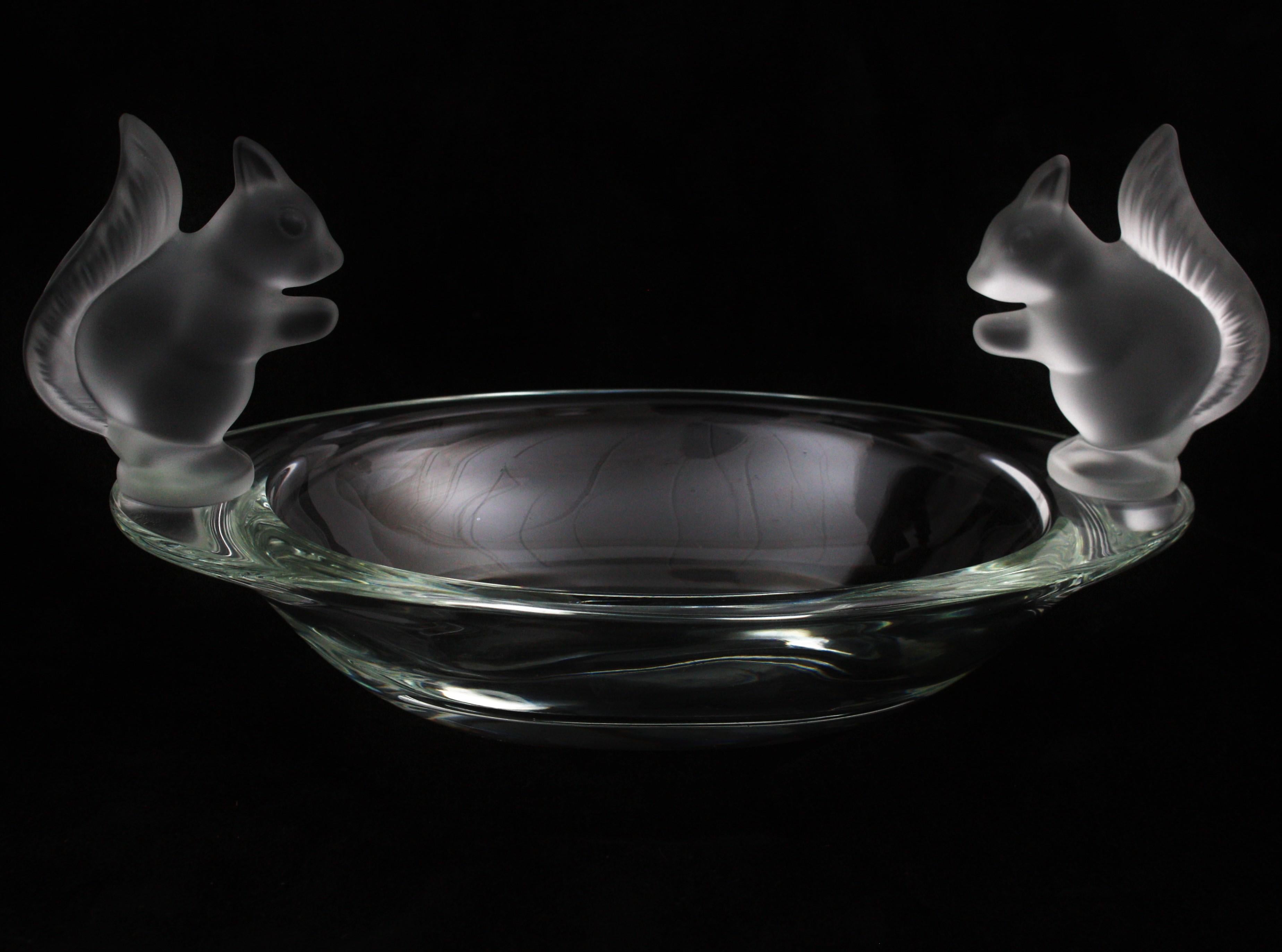 A beautiful Sèvres crystal oval shaped centerpiece or bowl adorned by two frosted crystal squirrels handle ends. Signed Sèvres France on base.
Excellent condition. Manufactured by Sevres, circa 1970.
Beautiful to be used as candy bowl, jewelry