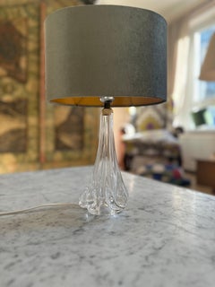 Lámpara de mesa francesa de cristal de Sèvres con pantalla de terciopelo salvia, años 70-80