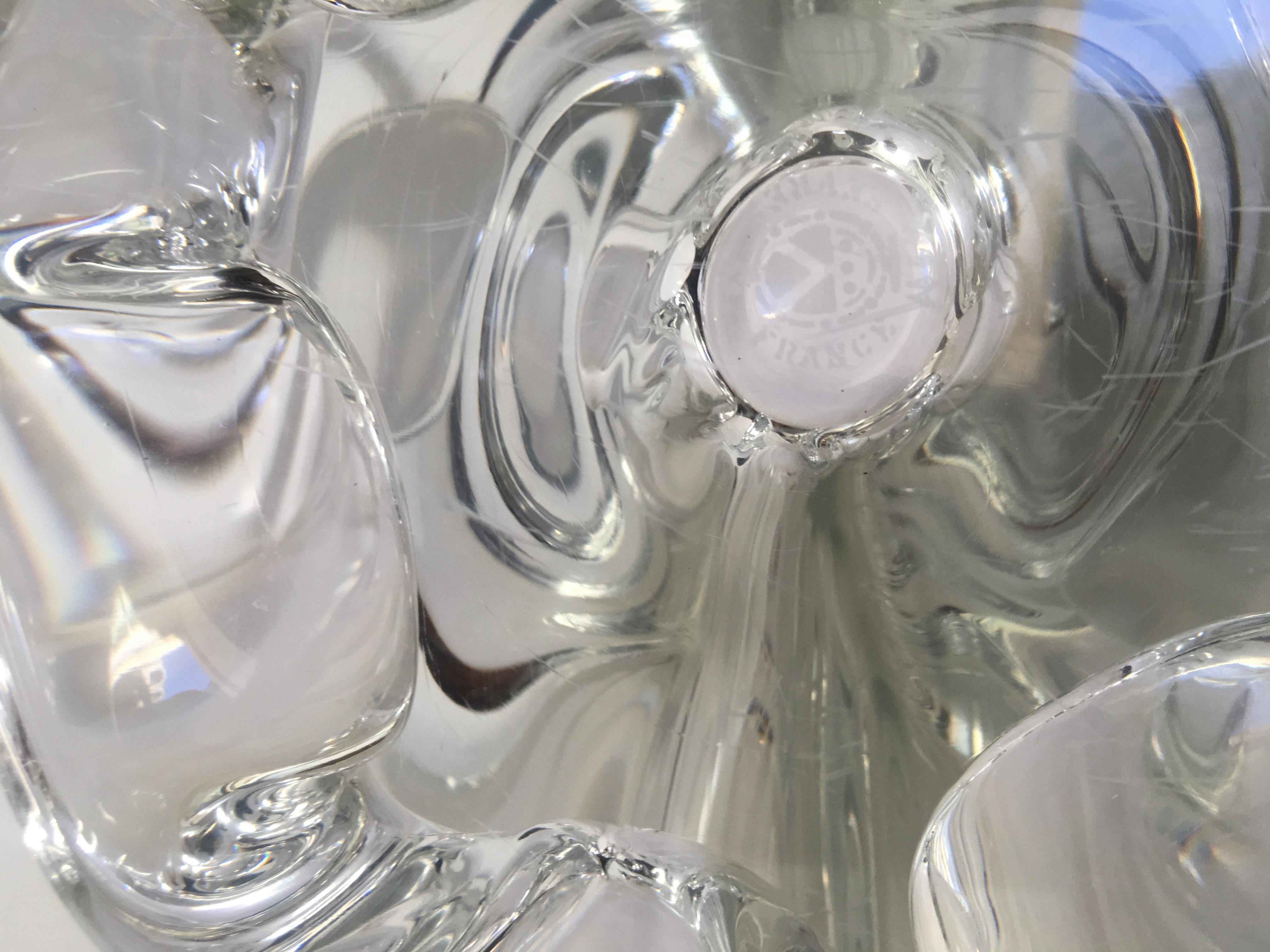 Centre de table sculptural en cristal clair de Sèvres, signé  Bon état - En vente à Miami, FL