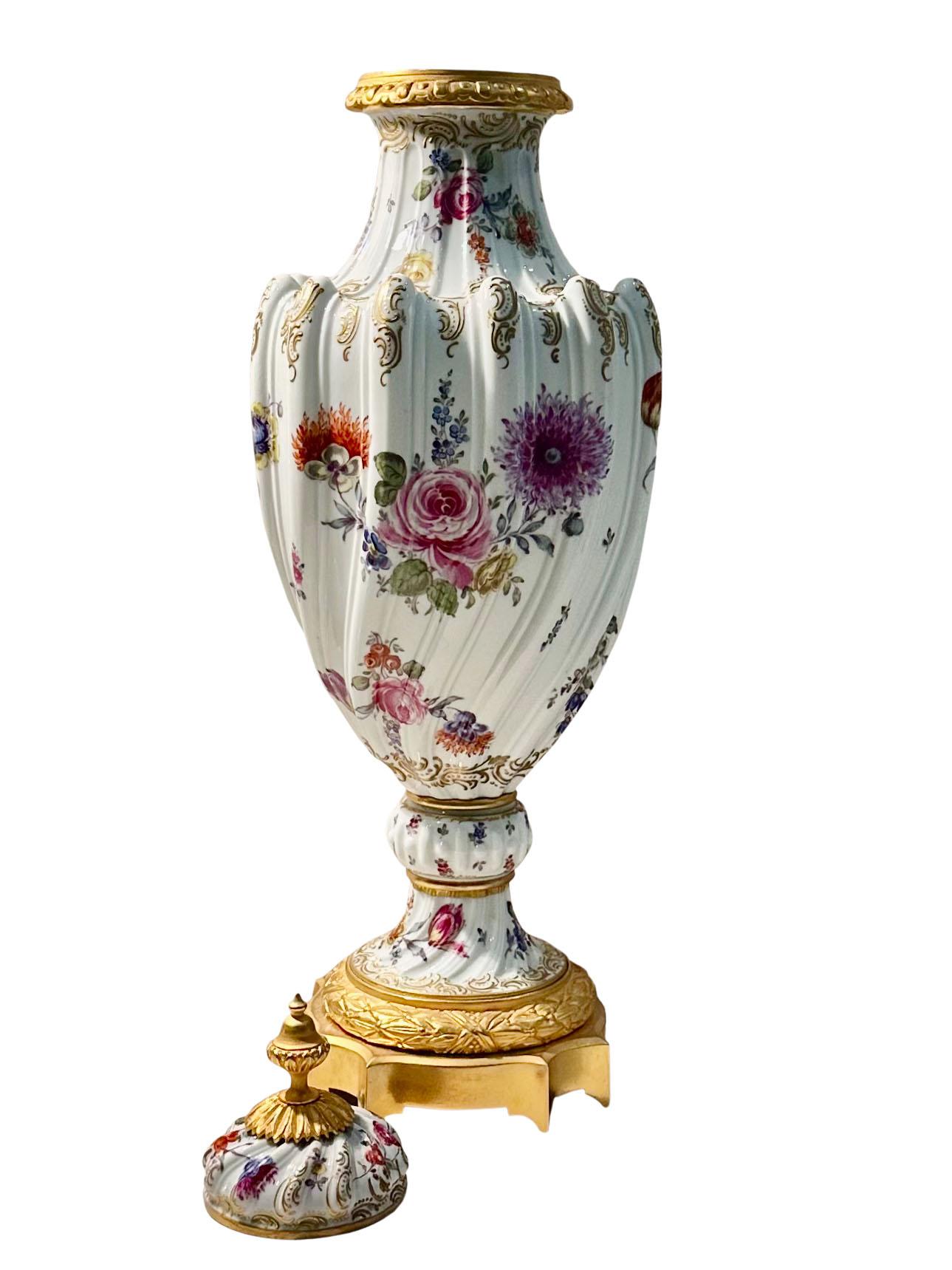 Eine einzelne Garnitur aus Sèvres-Porzellan, verziert mit handgemalten Blumen. Ausgestattet mit restauriertem Bronze-Ormolu. Es ist wunderschön bemalt und dekoriert und befindet sich in einem hervorragenden Zustand. Hat einen Deckel, der sich