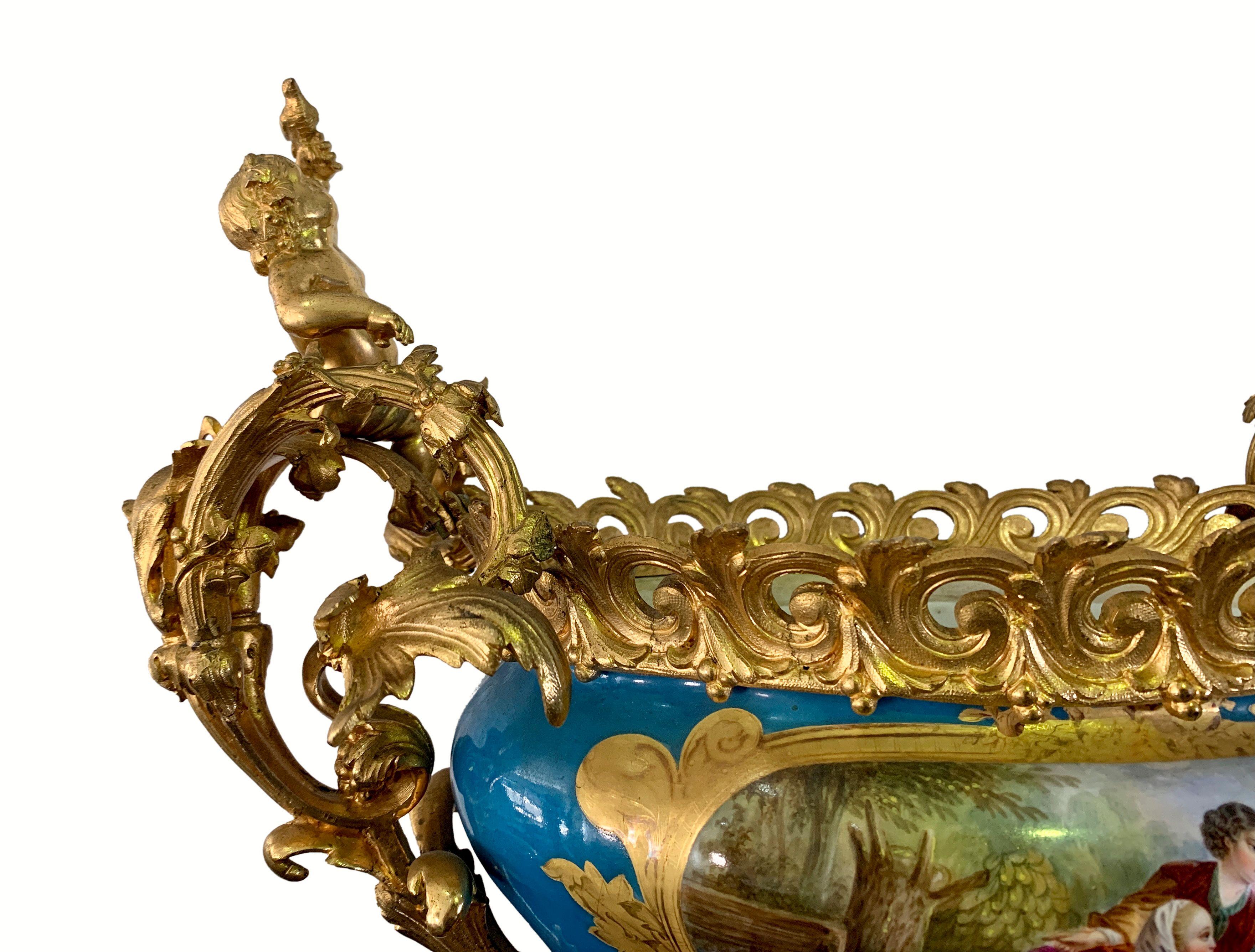 XIXe siècle Centre de table français du 19ème siècle de style Sèvres monté sur bronze doré en vente