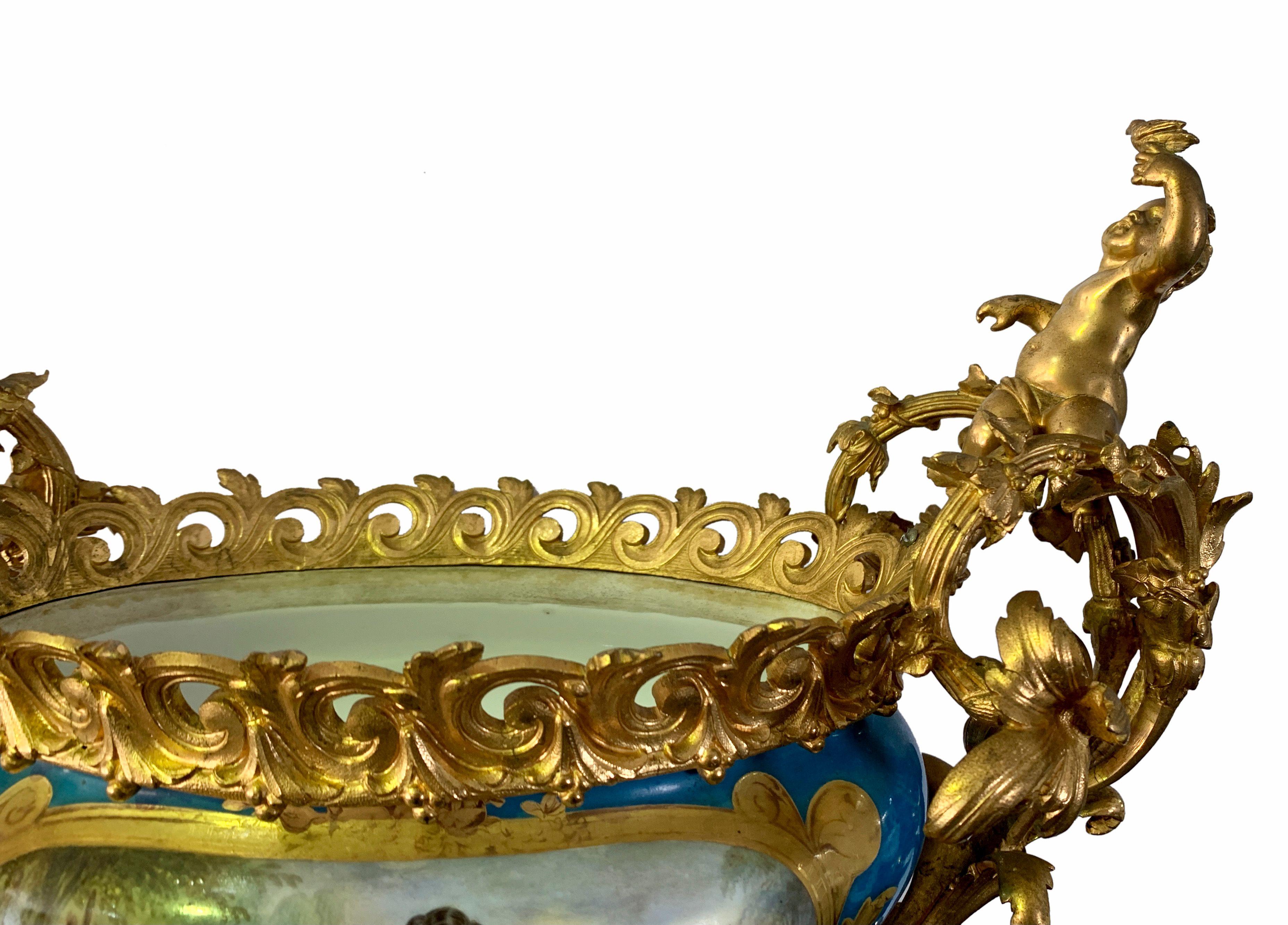 Bronze doré Centre de table français du 19ème siècle de style Sèvres monté sur bronze doré en vente