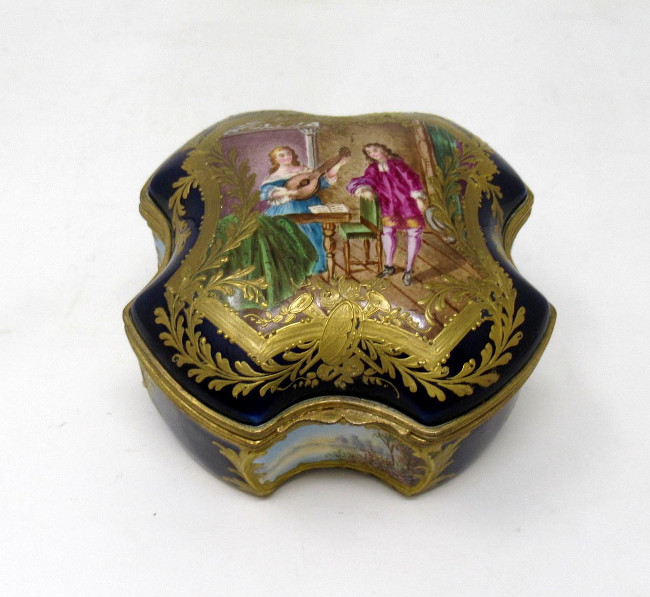 A very fine quality French hand decorated ladies jewelry casket or dresser box of outstanding Museum quality, and of square outline with all four inverted sides, mid-late 19th century, possibly by Samson Paris after Sèvres.

The dome hinged lid