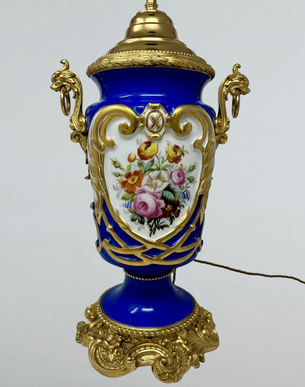 Français Lampe de table en porcelaine de Sèvres Nature Morte Fleurs Ormolu Bleu Cobalt Bronze  en vente