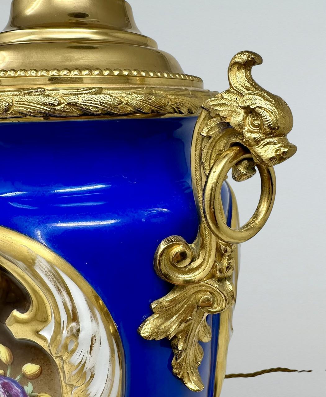 Céramique Lampe de table en porcelaine de Sèvres Nature Morte Fleurs Ormolu Bleu Cobalt Bronze  en vente