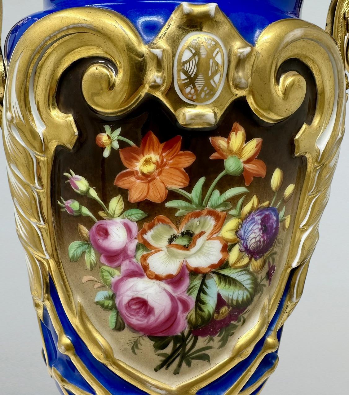 Französisch Sèvres Porzellan Stillleben Blumen Ormolu Kobaltblau Tischlampe Bronze  im Angebot 3