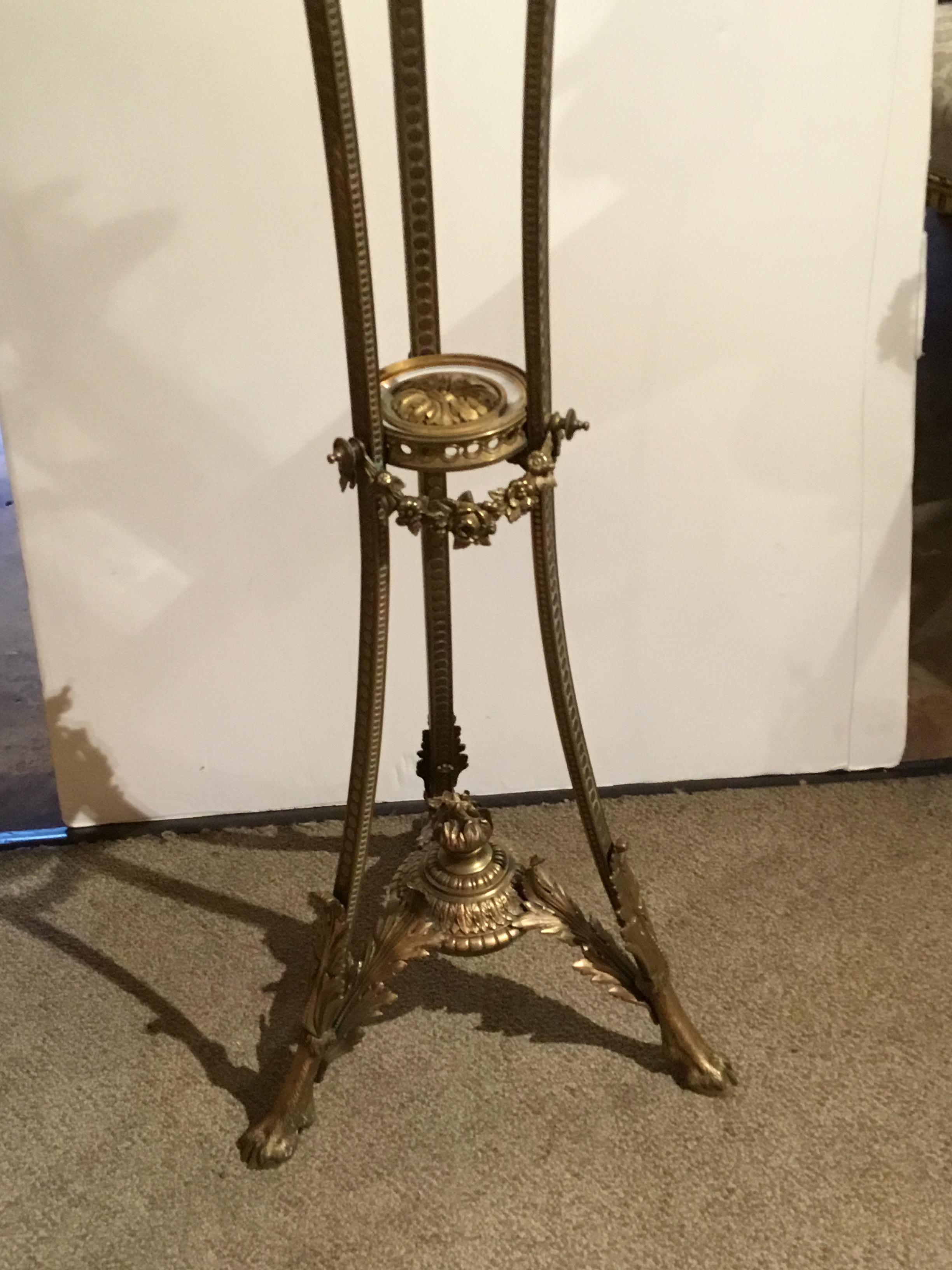 Urna francese in porcellana di Sevres su piedistallo in bronzo Dore in blu Celeste del XIX secolo In condizioni ottime in vendita a Houston, TX