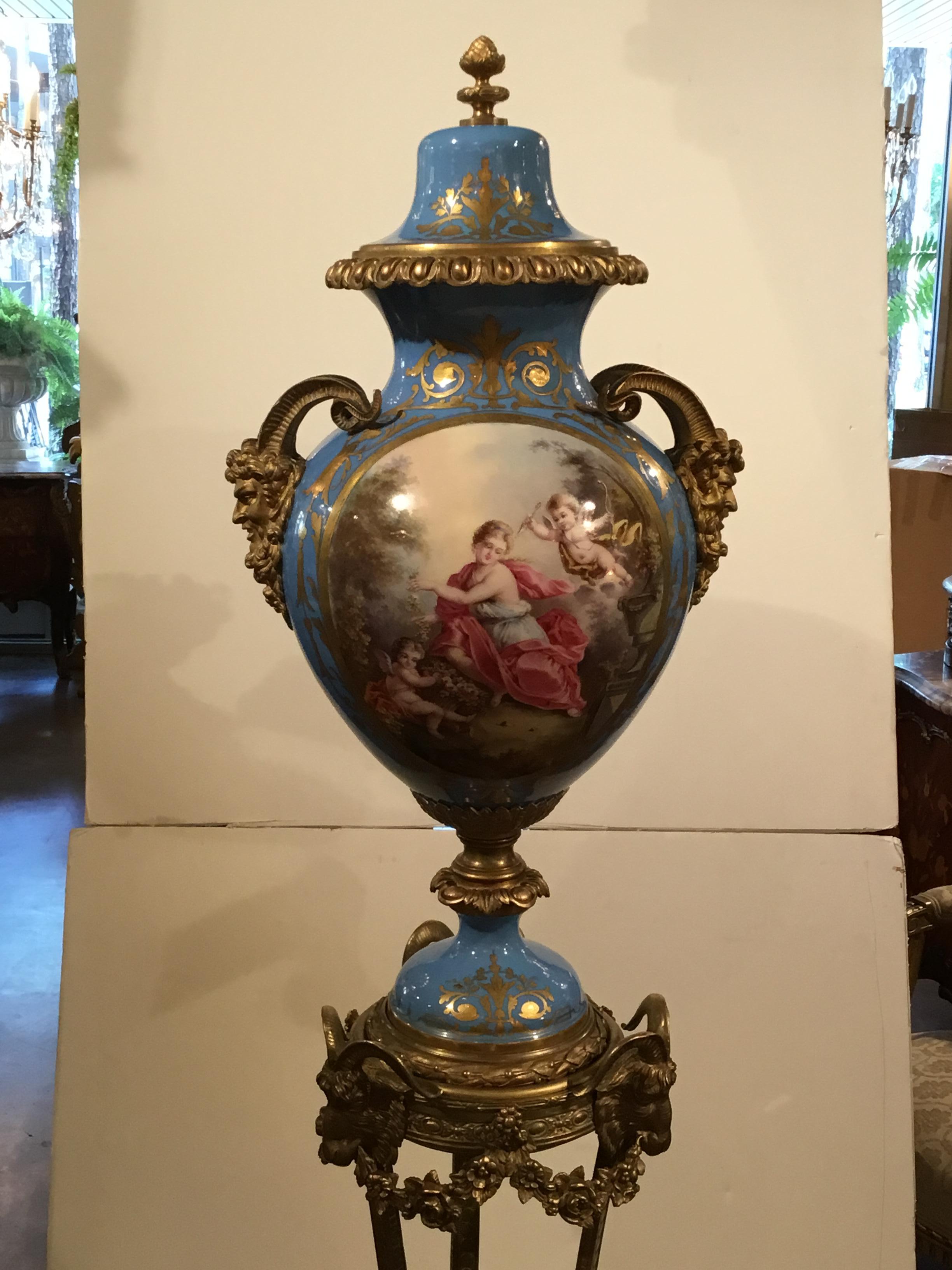 Urna de porcelana francesa de Sevres sobre pedestal de bronce dorado en azul celeste Siglo XIX siglo XIX en venta