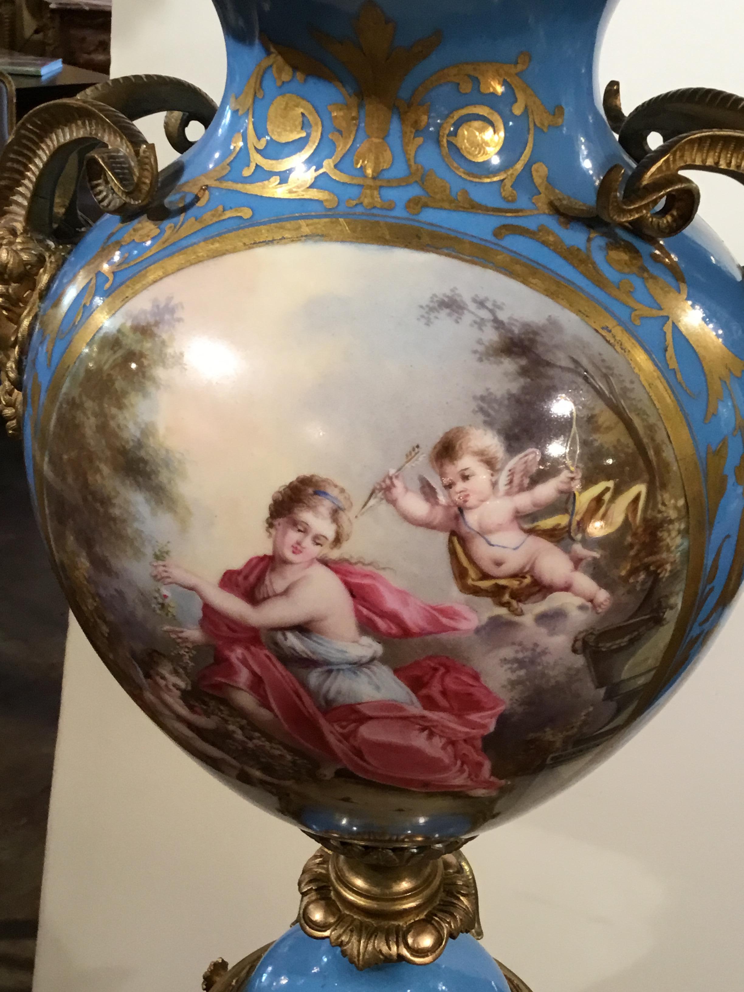 Urna francese in porcellana di Sevres su piedistallo in bronzo Dore in blu Celeste del XIX secolo in vendita 1