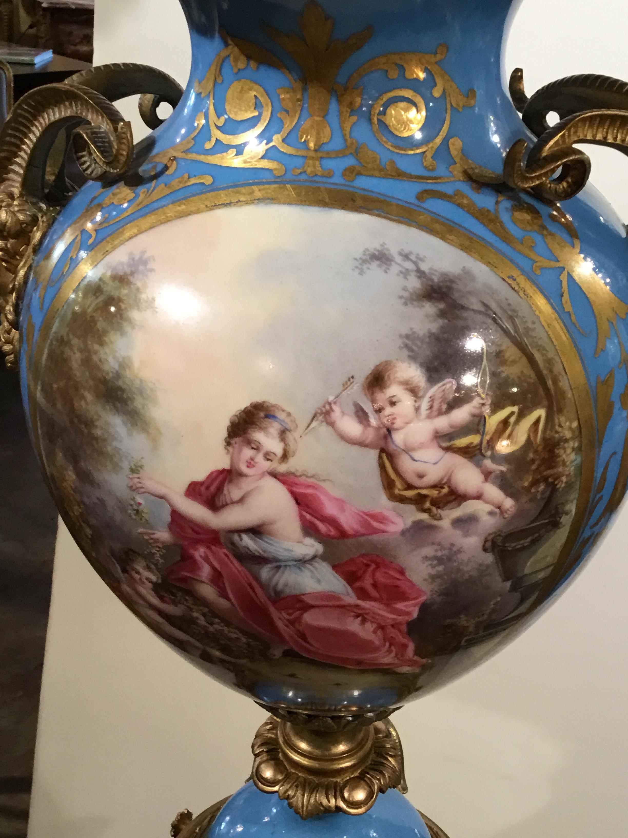 Französische Sevres-Porzellanurne auf Bronzesockel in Celeste-Blau, 19. Jahrhundert im Angebot 3