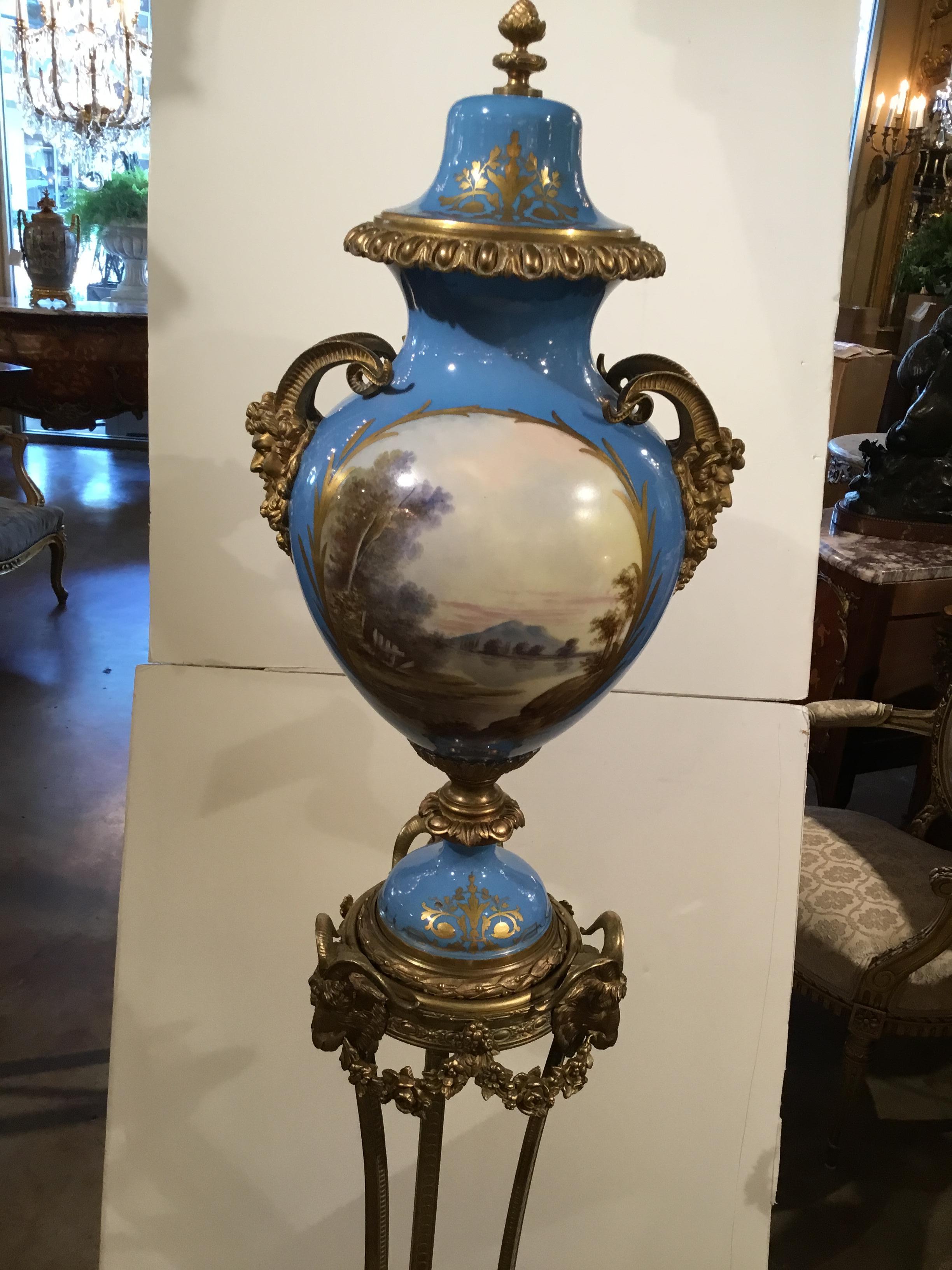 Urna de porcelana francesa de Sevres sobre pedestal de bronce dorado en azul celeste Siglo XIX en venta 1