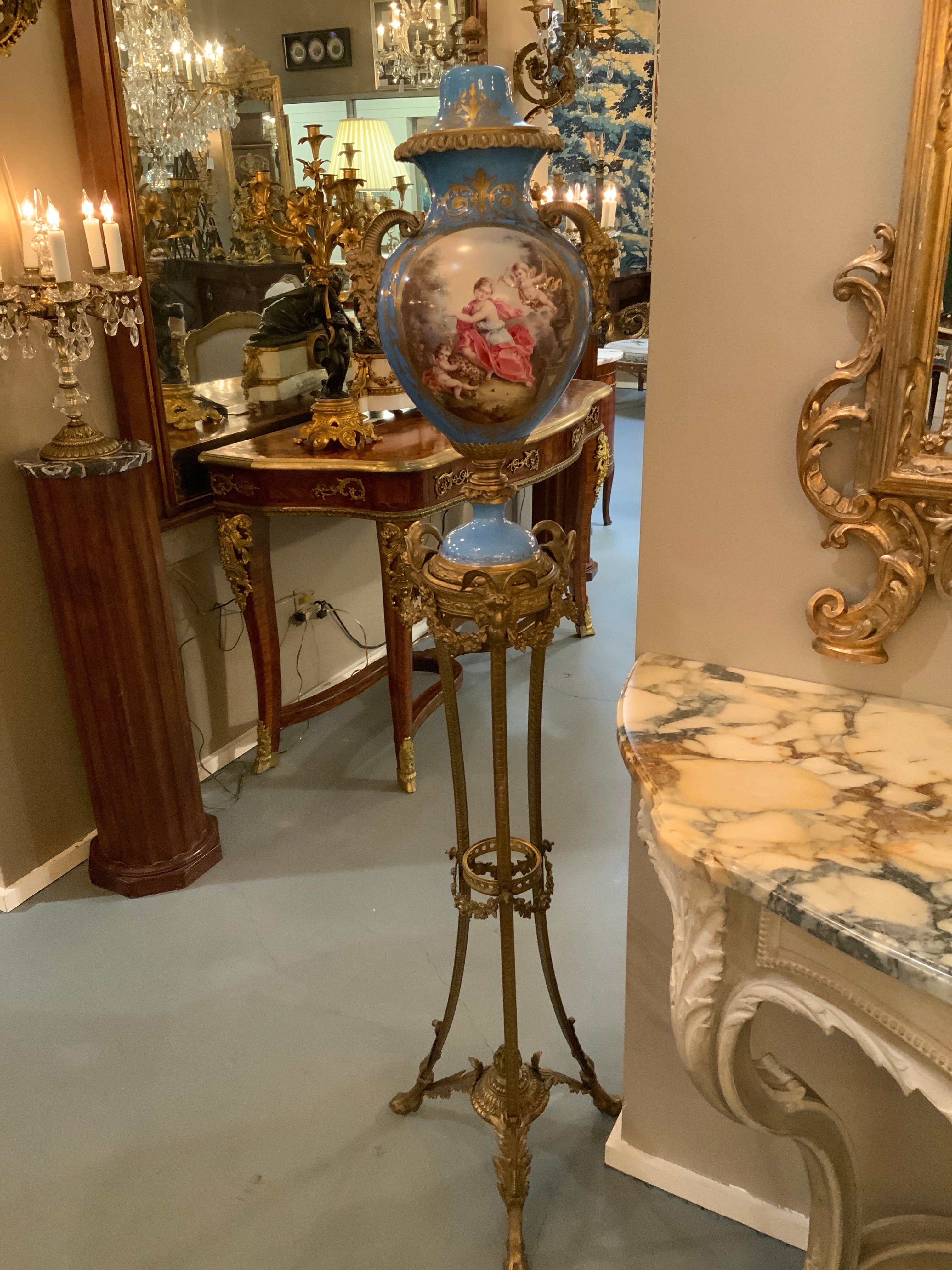 Urna francese in porcellana di Sevres su piedistallo in bronzo Dore in blu Celeste del XIX secolo in vendita