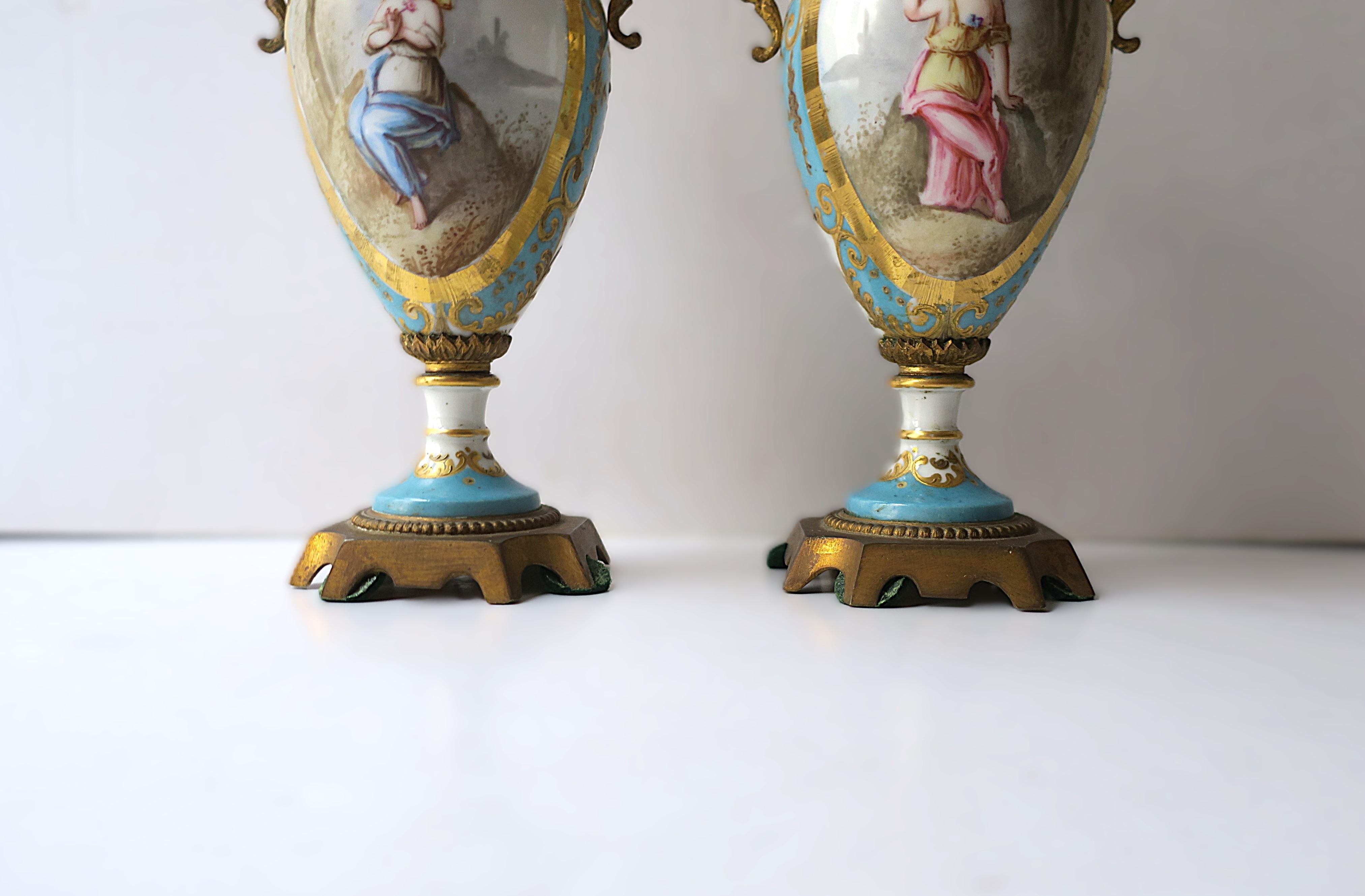 Urne in porcellana francese di Sèvres, coppia in vendita 4