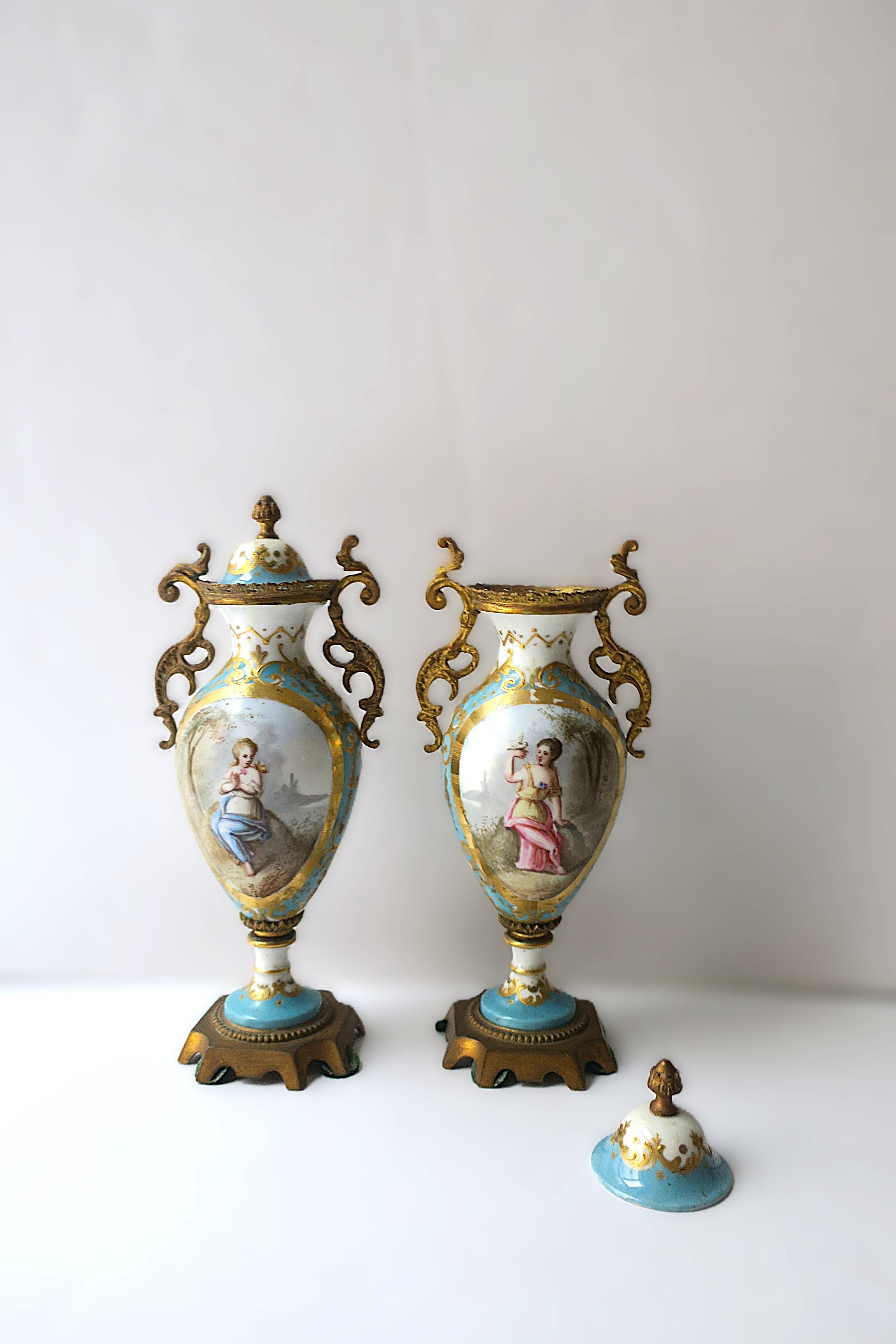 XIX secolo Urne in porcellana francese di Sèvres, coppia in vendita