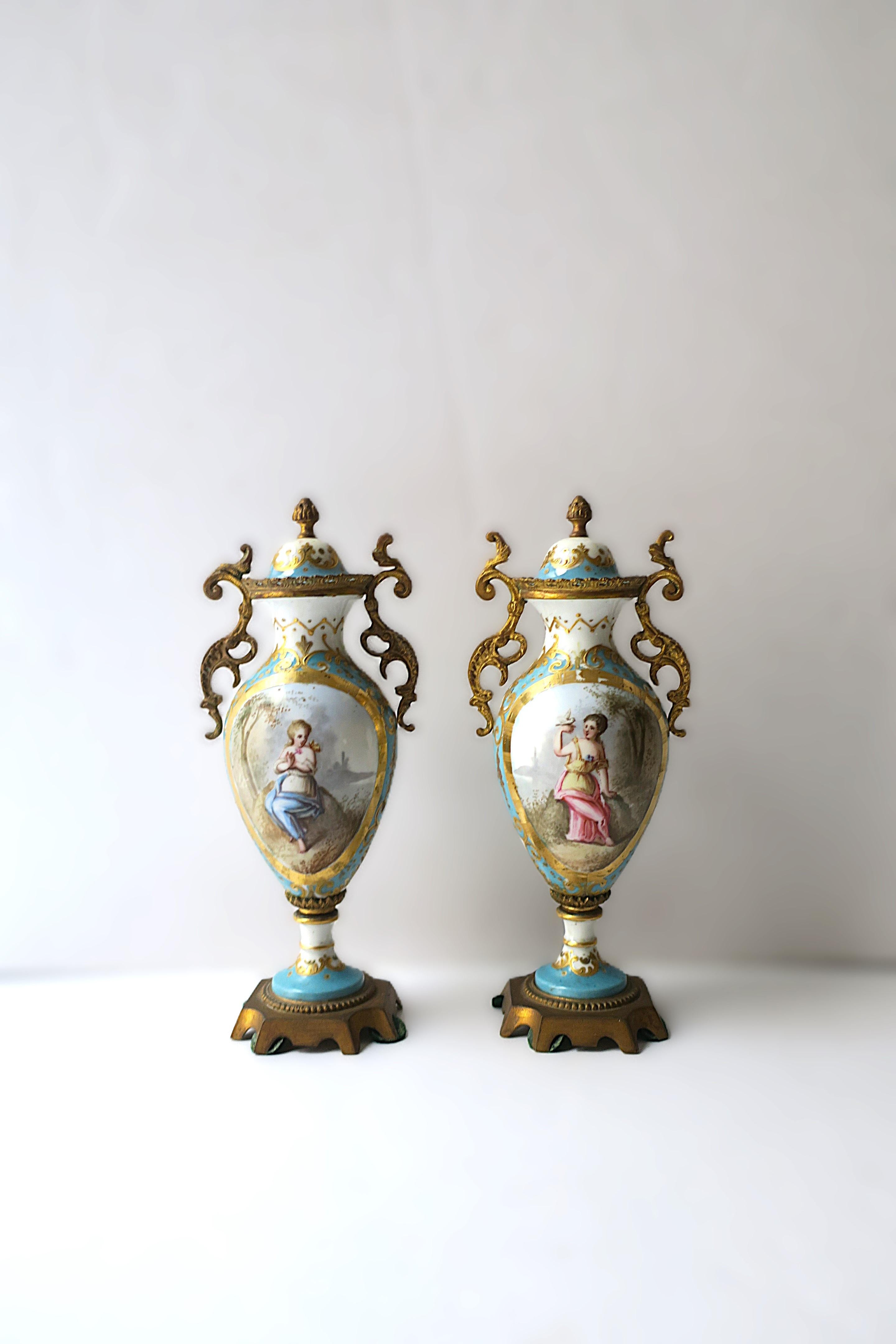 Porcellana Urne in porcellana francese di Sèvres, coppia in vendita