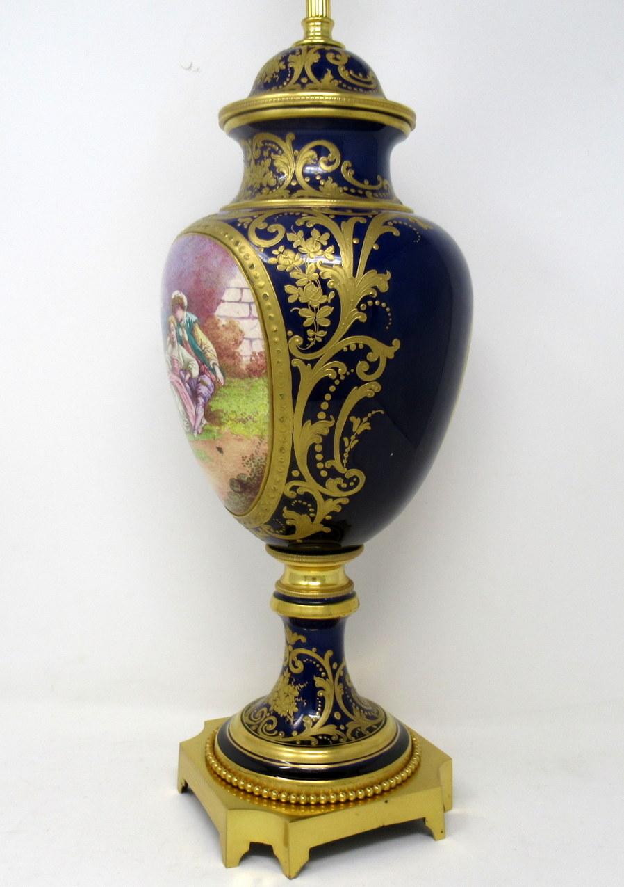 Victorien tardif Lampe de bureau en porcelaine Svres avec scène de Watteau en bronze doré bleu cobalt XIXe siècle en vente