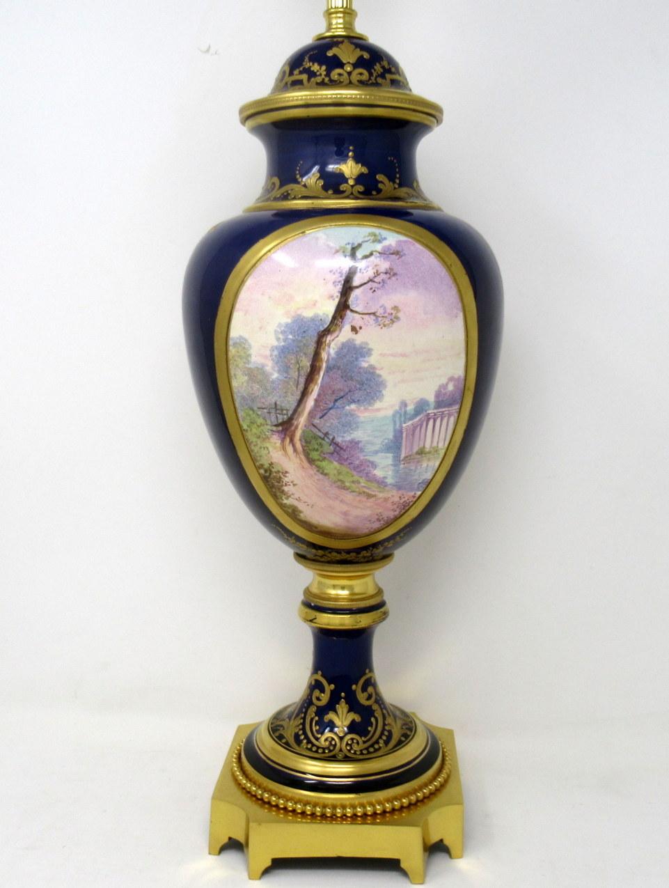 French Sèvres Porcelain Watteau Scene Ormolu Cobalt Blue Table Lamp 19th Century In Good Condition For Sale In Dublin, Ireland