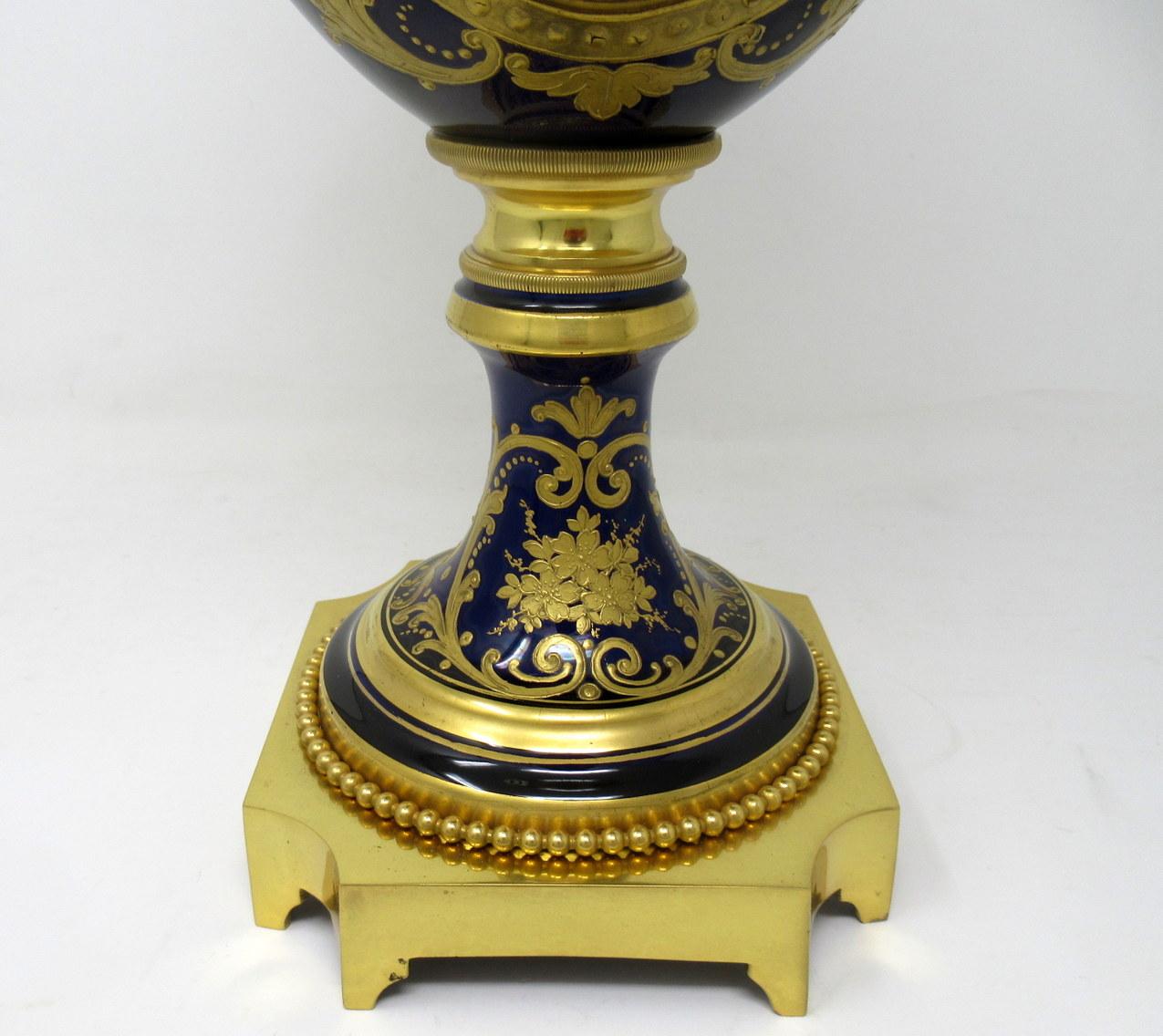 French Sèvres Porcelain Watteau Scene Ormolu Cobalt Blue Table Lamp 19th Century For Sale 3