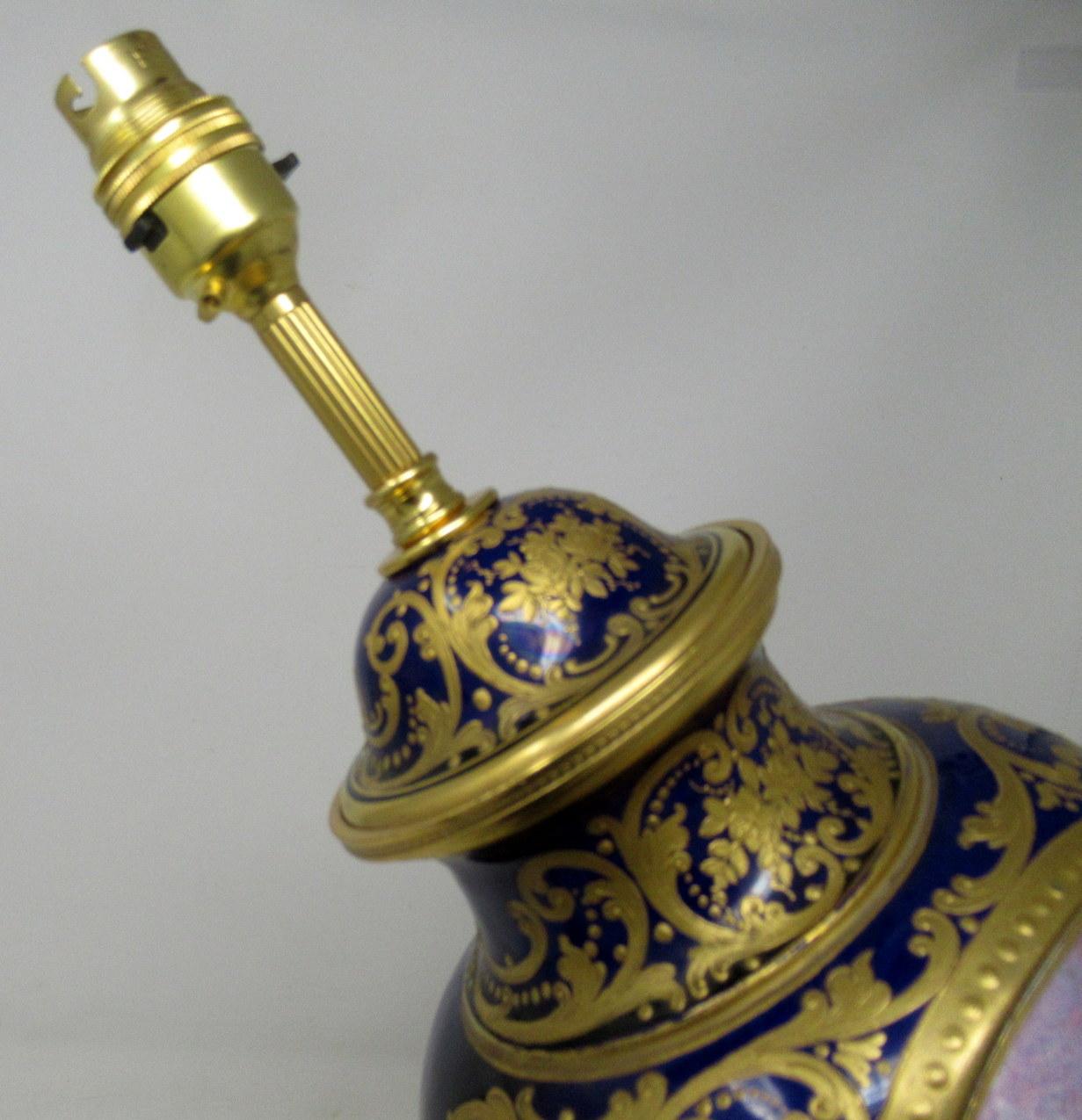 French Sèvres Porcelain Watteau Scene Ormolu Cobalt Blue Table Lamp 19th Century For Sale 4