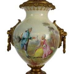 Lampe en porcelaine peinte et signée par l'artiste, Sèvres, poignées en forme de tête de lion