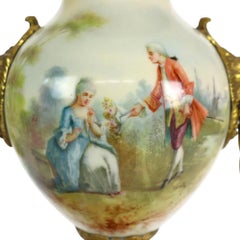 Lampe en porcelaine peinte et signée par l'artiste, Sèvres, poignées en forme de tête de lion
