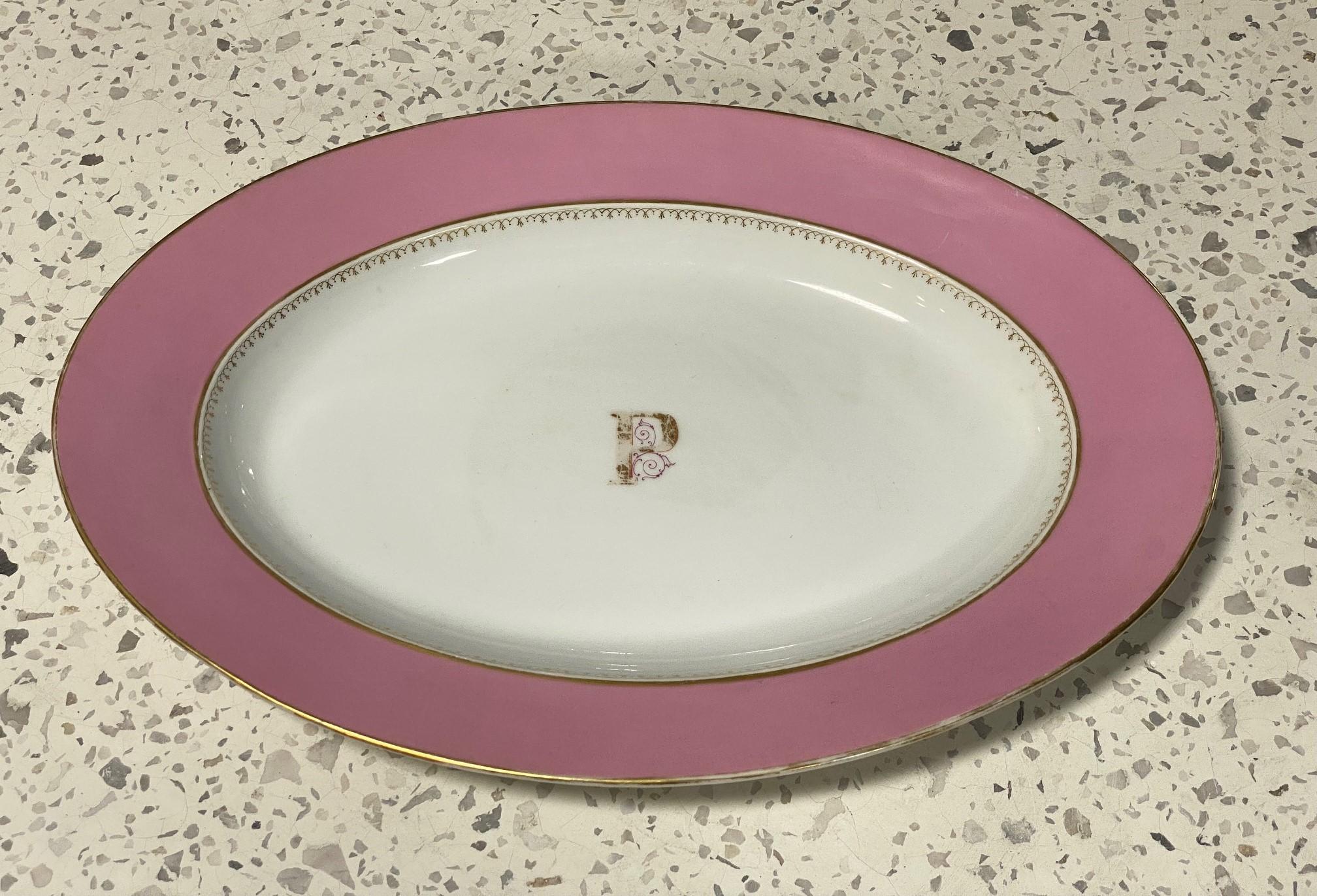 Magnifique plateau de service/chargeur/centre de table ovale en porcelaine de Sèvres du début des années 1800.  Cette pièce présente une magnifique glaçure rose, un décor doré et un bord doré.  Le plateau semble avoir été importé aux États-Unis par