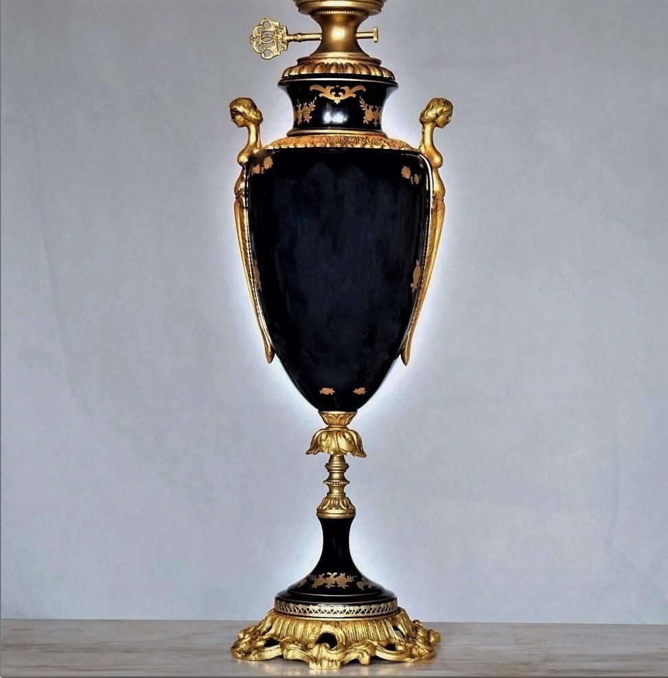 Französische Sèvres-Stil Bronze montiert Kobaltblau handbemalt Porzellan Tischlampe im Angebot 5