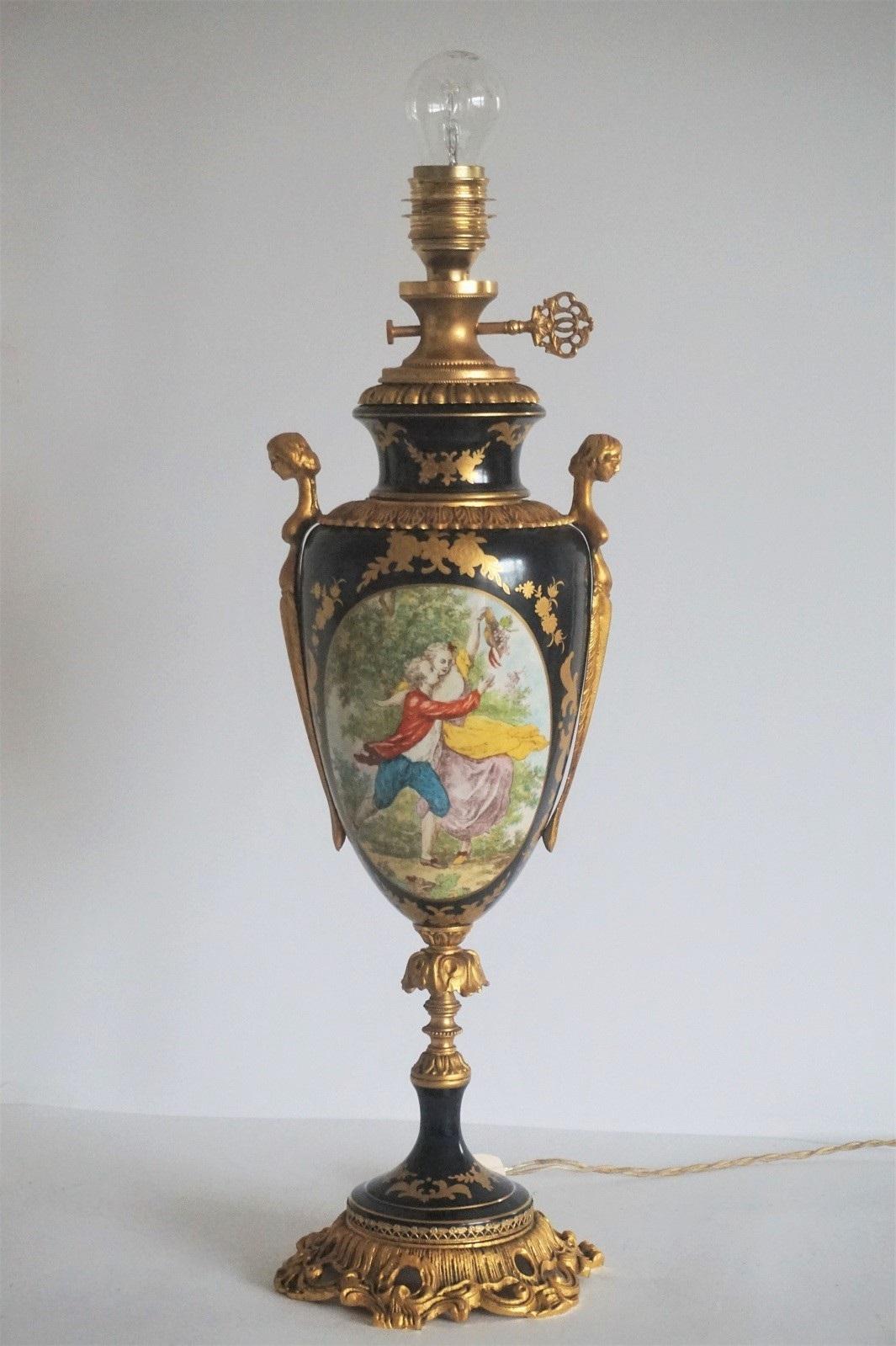 Französische Sèvres-Stil Bronze montiert Kobaltblau handbemalt Porzellan Tischlampe im Angebot 3