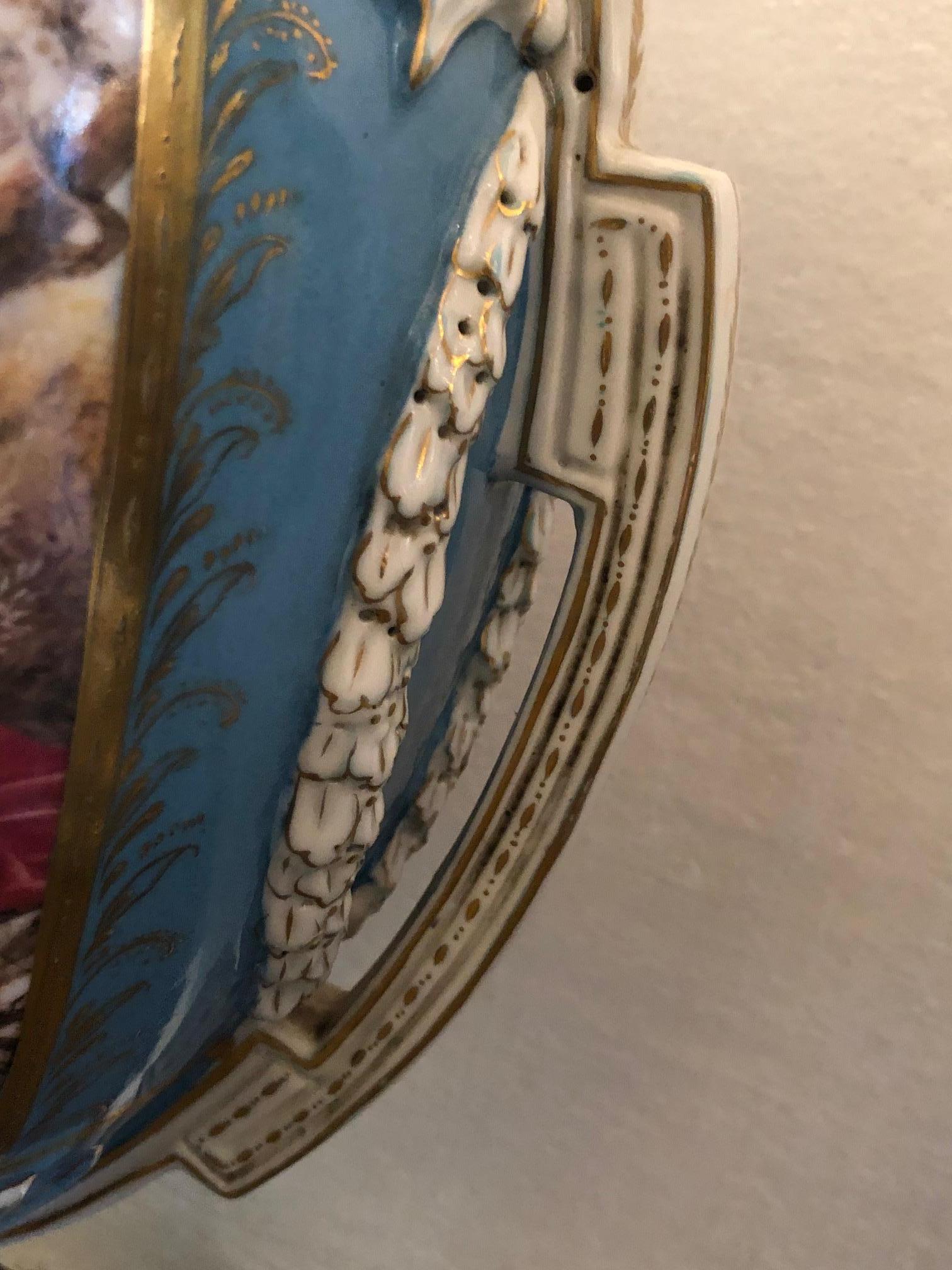 XIX secolo Urne in porcellana con coperchio in stile Sevres francese in vendita