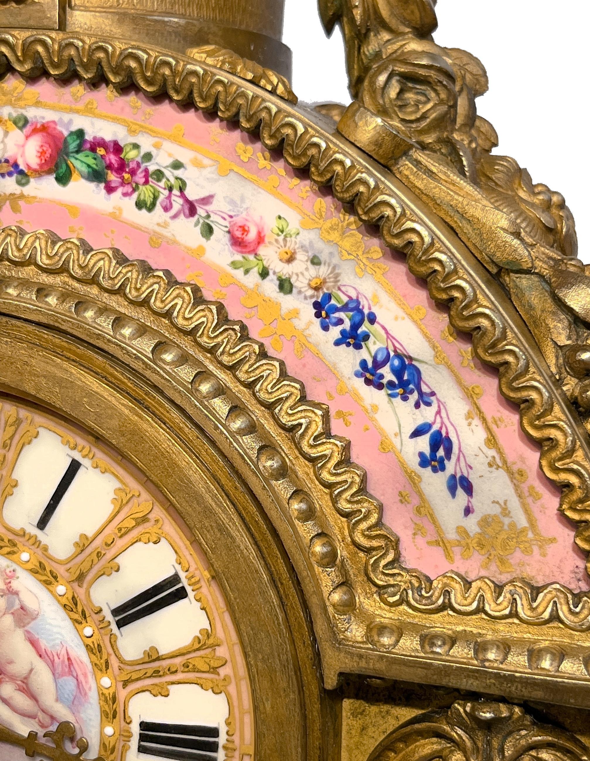 Reloj de chimenea francés, estilo Sevres, bronce dorado, porcelana, de Vincent & Cie Esmaltado en venta