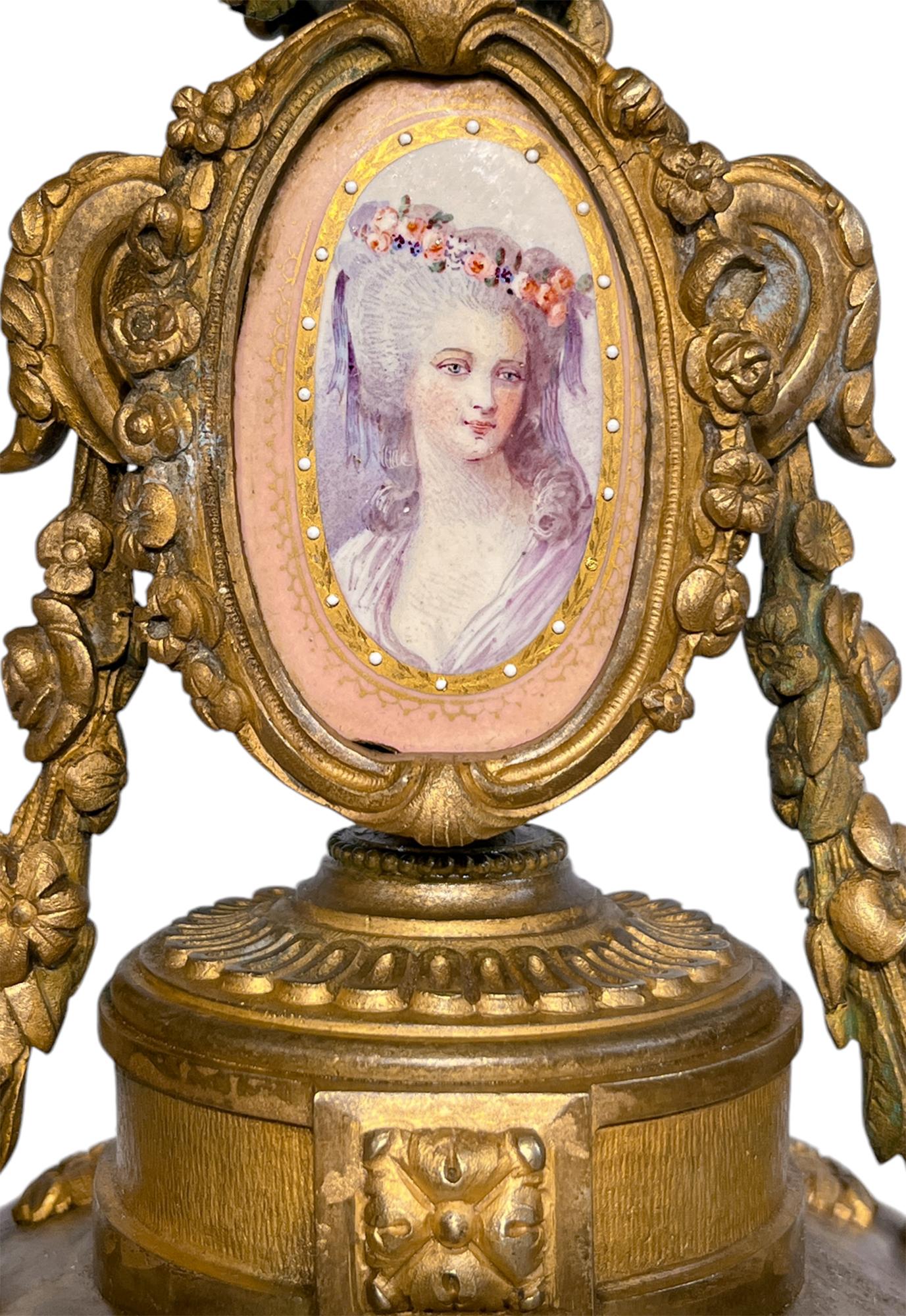 Reloj de chimenea francés, estilo Sevres, bronce dorado, porcelana, de Vincent & Cie en Bueno estado para la venta en New York, NY
