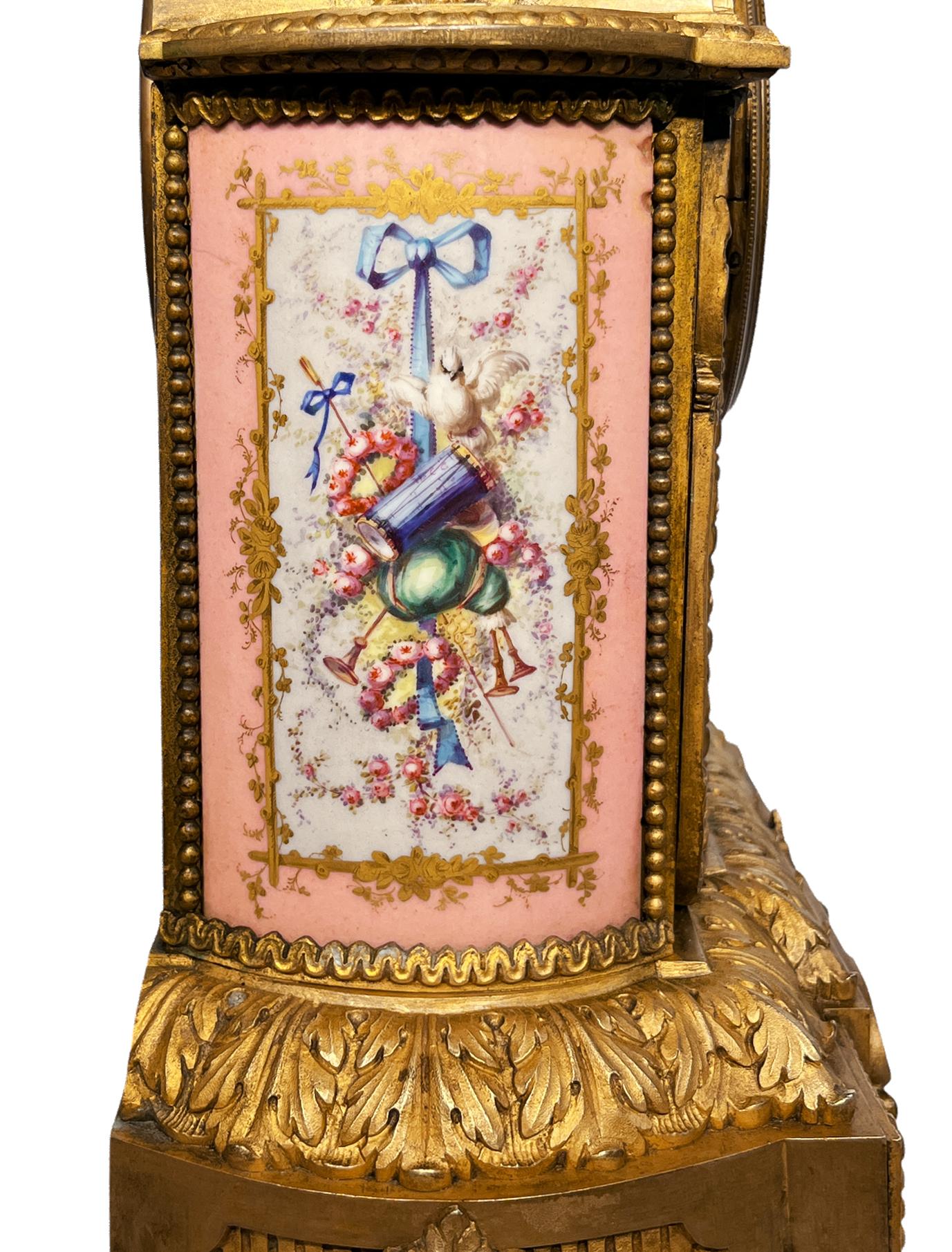 Reloj de chimenea francés, estilo Sevres, bronce dorado, porcelana, de Vincent & Cie siglo XIX en venta