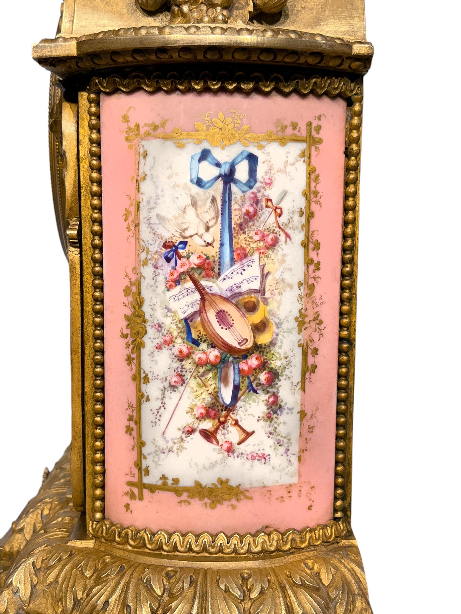 Reloj de chimenea francés, estilo Sevres, bronce dorado, porcelana, de Vincent & Cie Bronce en venta