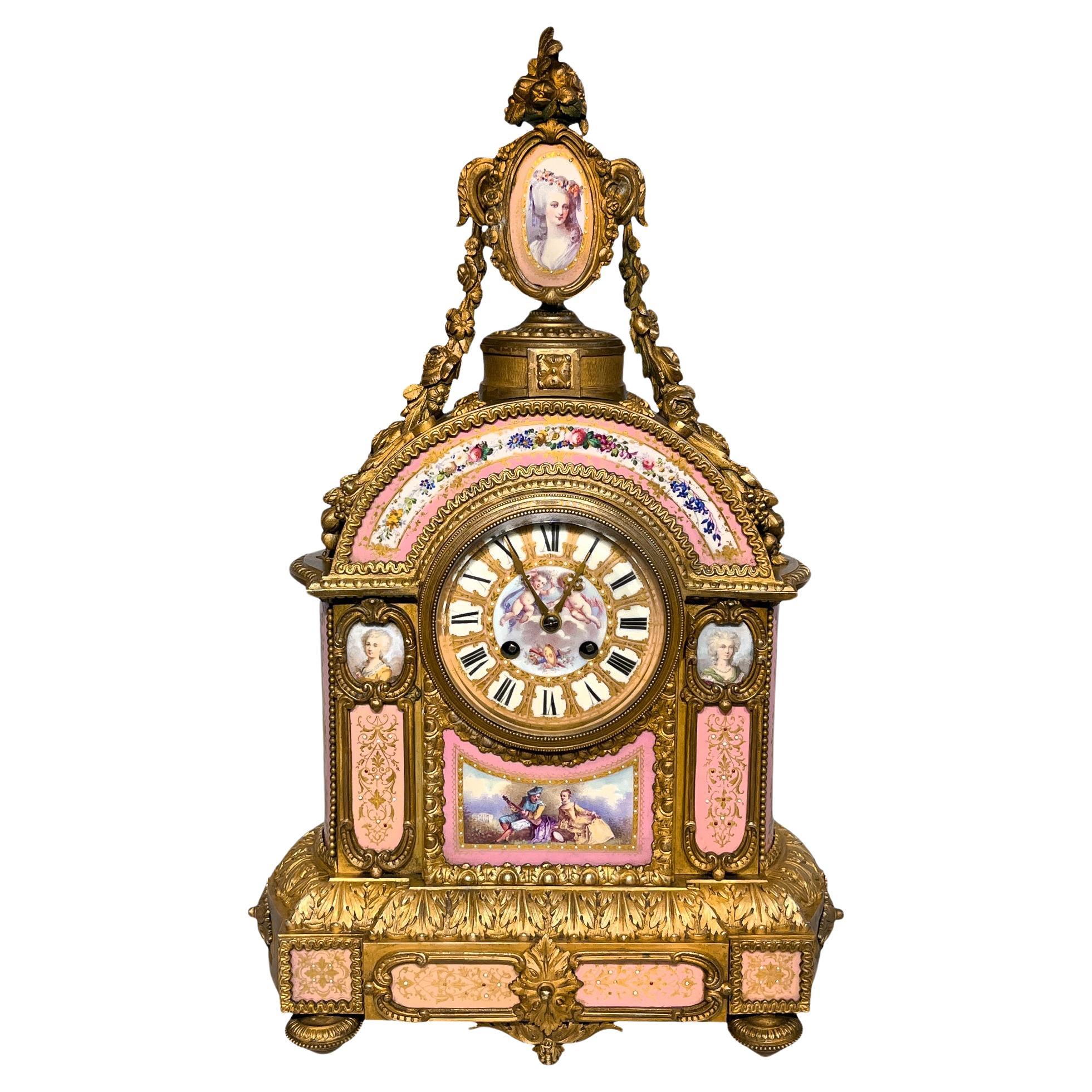 Reloj de chimenea francés, estilo Sevres, bronce dorado, porcelana, de Vincent & Cie en venta