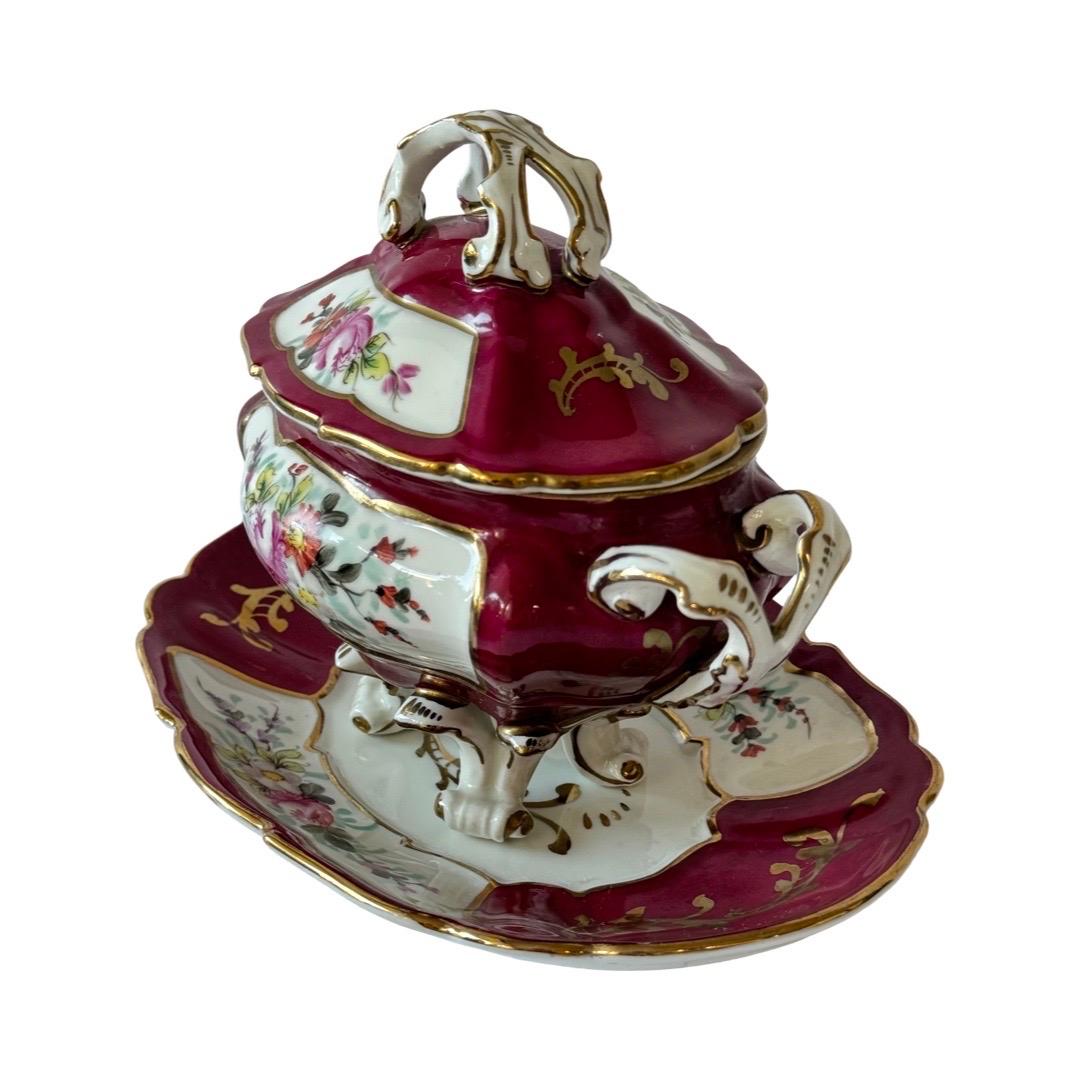 Rococò Zuppiera in porcellana dipinta a mano in stile Sèvres francese con supporto, 1930 ca. in vendita