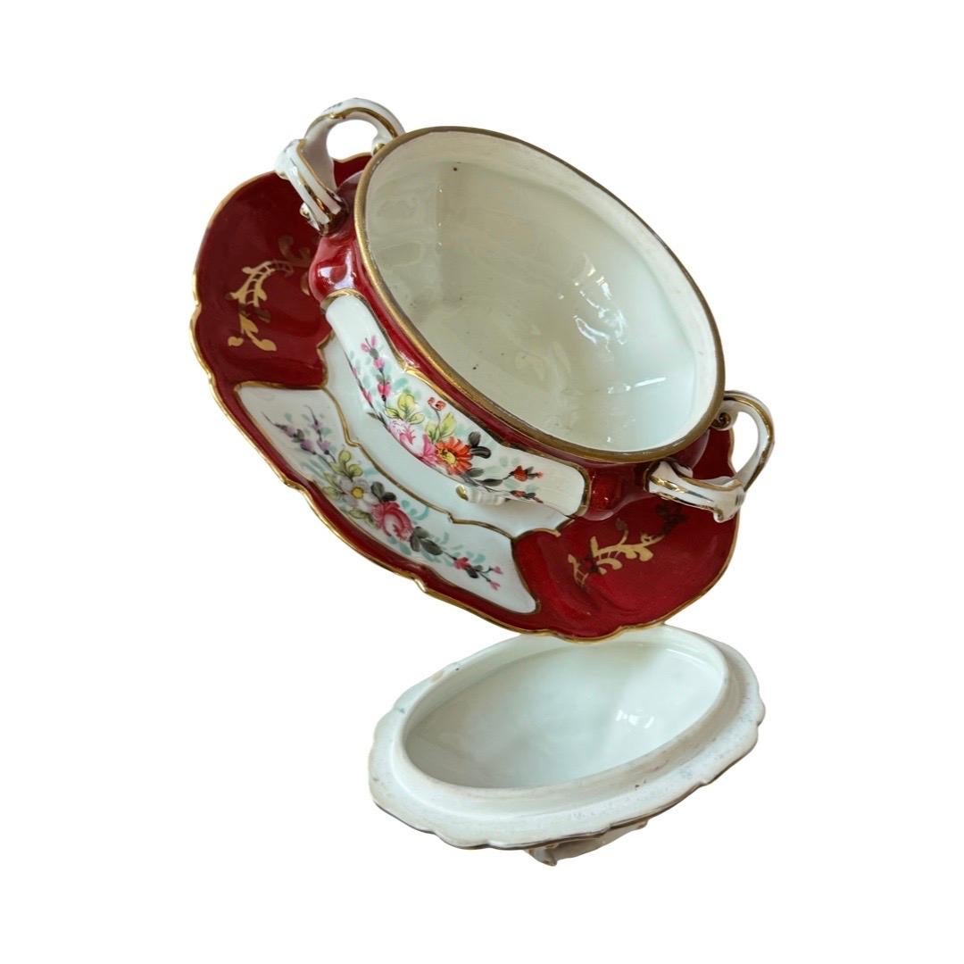 Dipinto a mano Zuppiera in porcellana dipinta a mano in stile Sèvres francese con supporto, 1930 ca. in vendita
