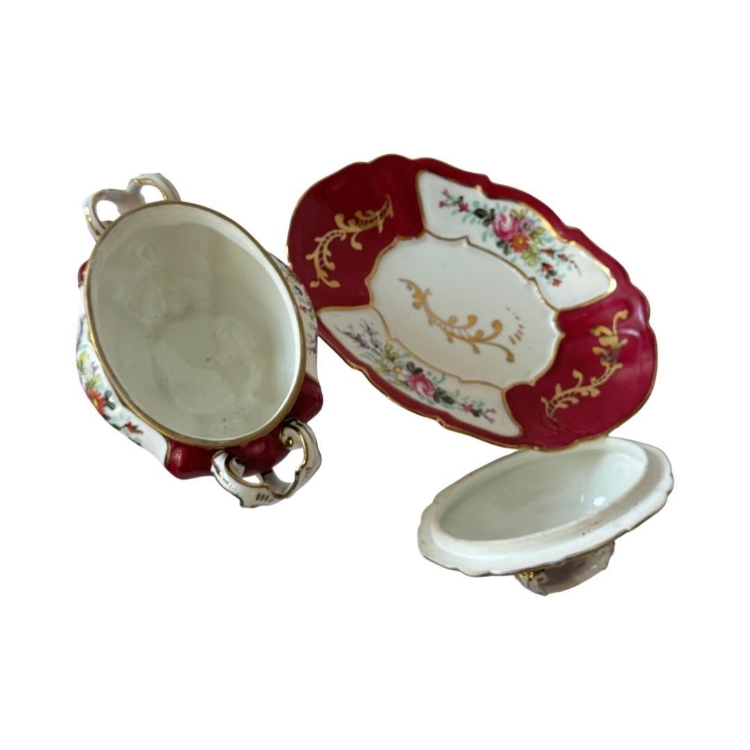 Zuppiera in porcellana dipinta a mano in stile Sèvres francese con supporto, 1930 ca. In condizioni buone in vendita a CANNES, FR
