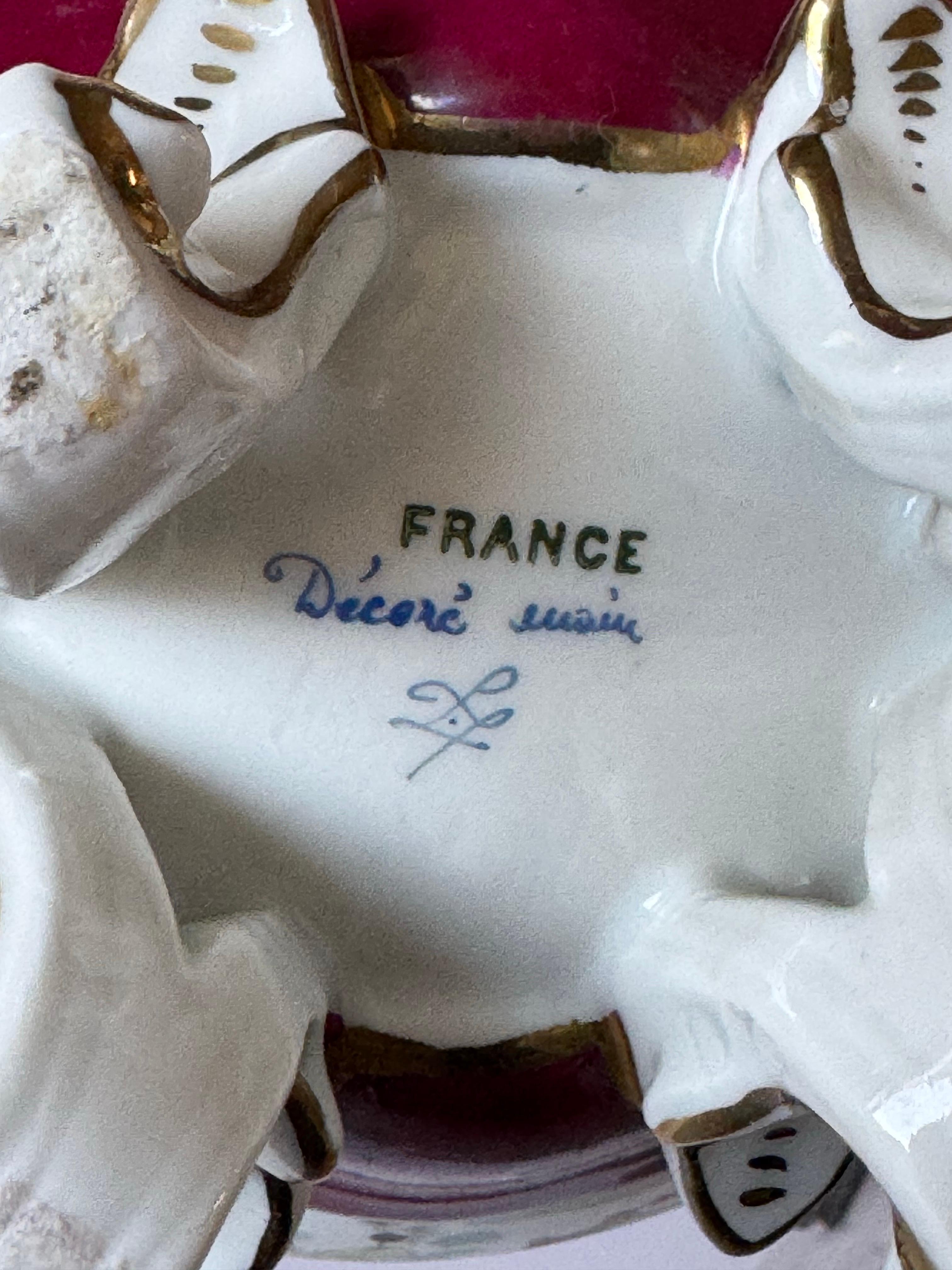 Zuppiera in porcellana dipinta a mano in stile Sèvres francese con supporto, 1930 ca. in vendita 1