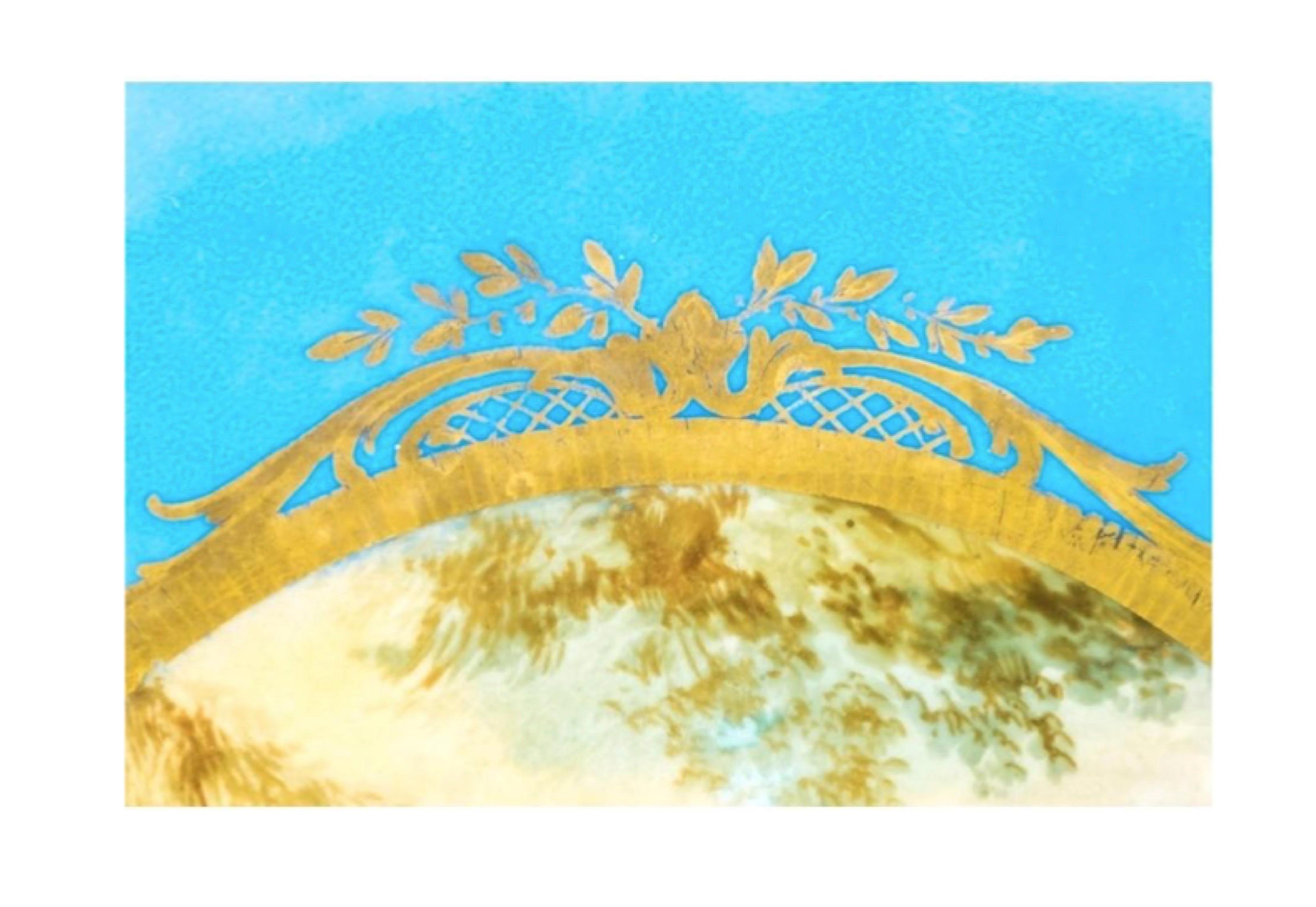 Porzellanteller im Svres-Stil in vergoldeter Bronzefassung (Handbemalt) im Angebot