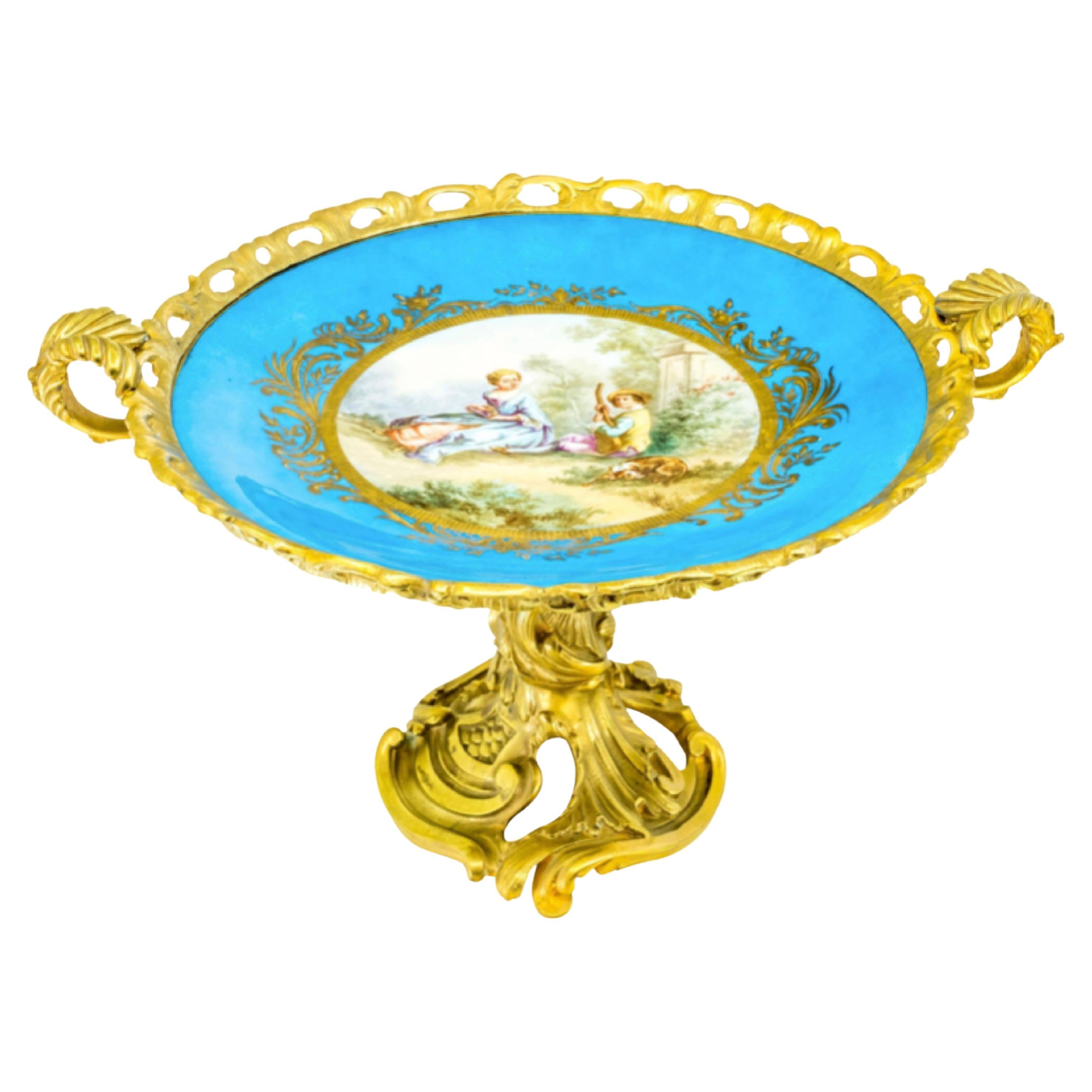Assiette en porcelaine française de style Svres avec monture en bronze doré
