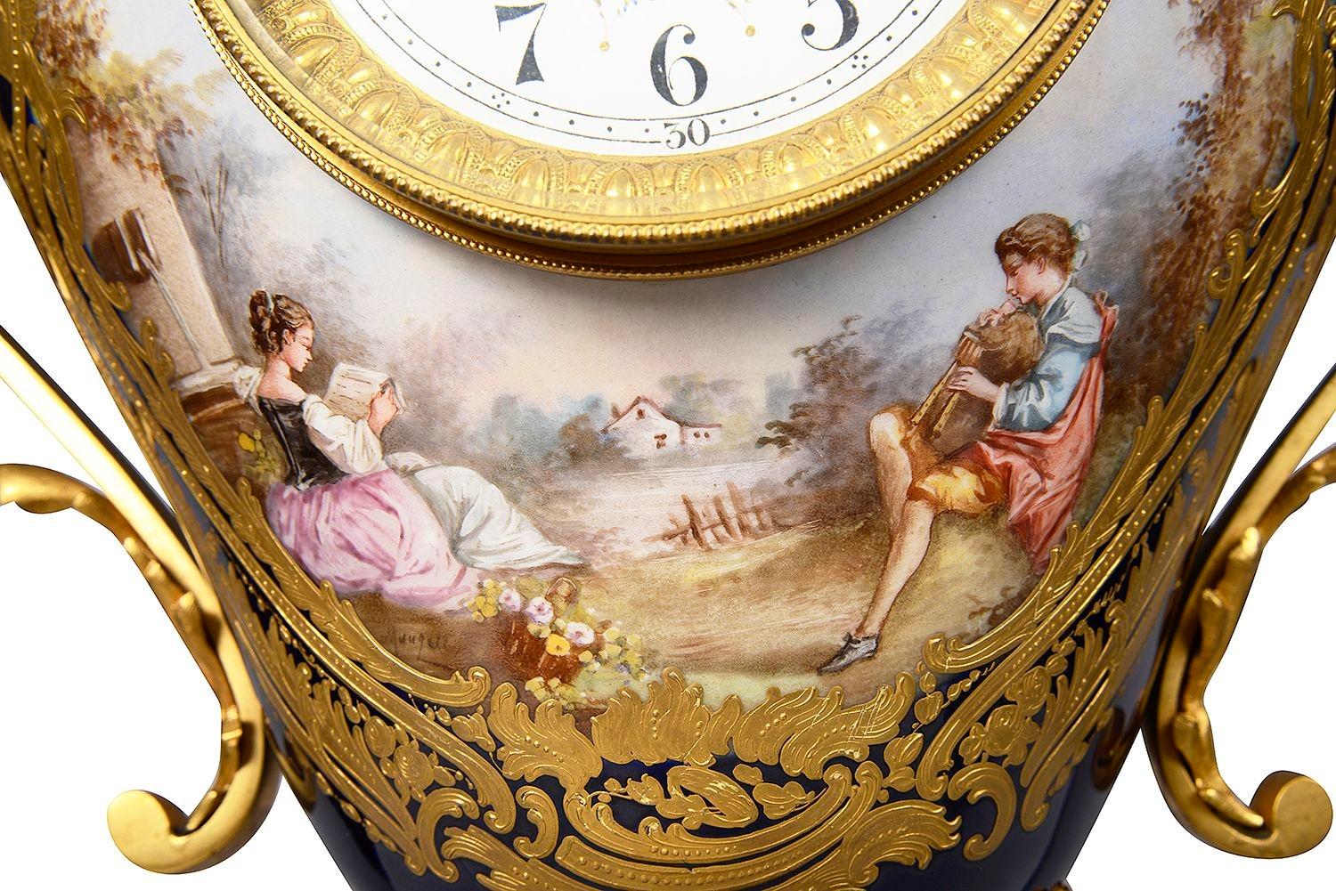 Vase / pendule de cheminée en porcelaine de style Sèvres. Bon état - En vente à Brighton, Sussex