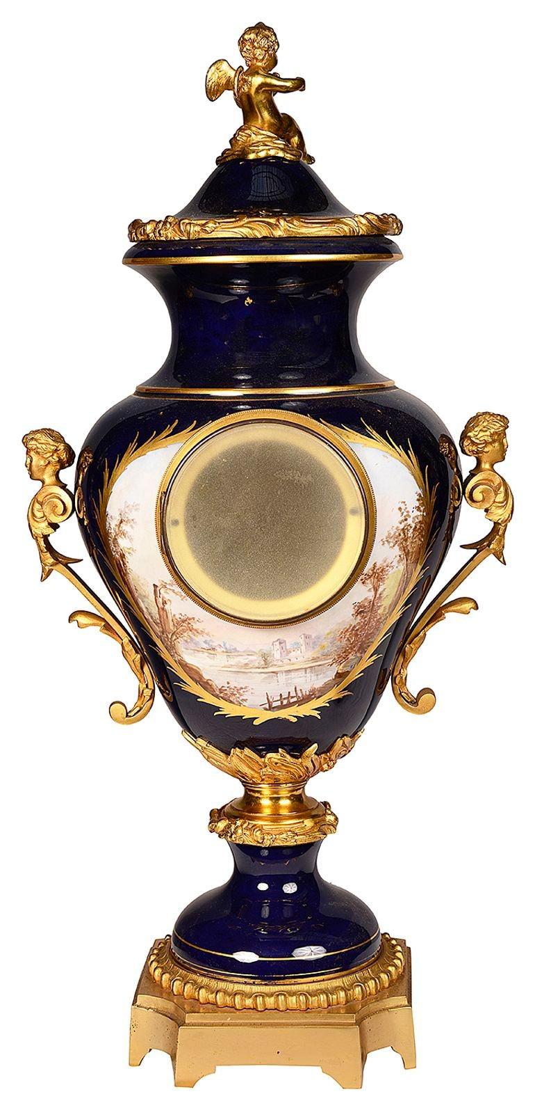 Porcelaine Vase / pendule de cheminée en porcelaine de style Sèvres. en vente