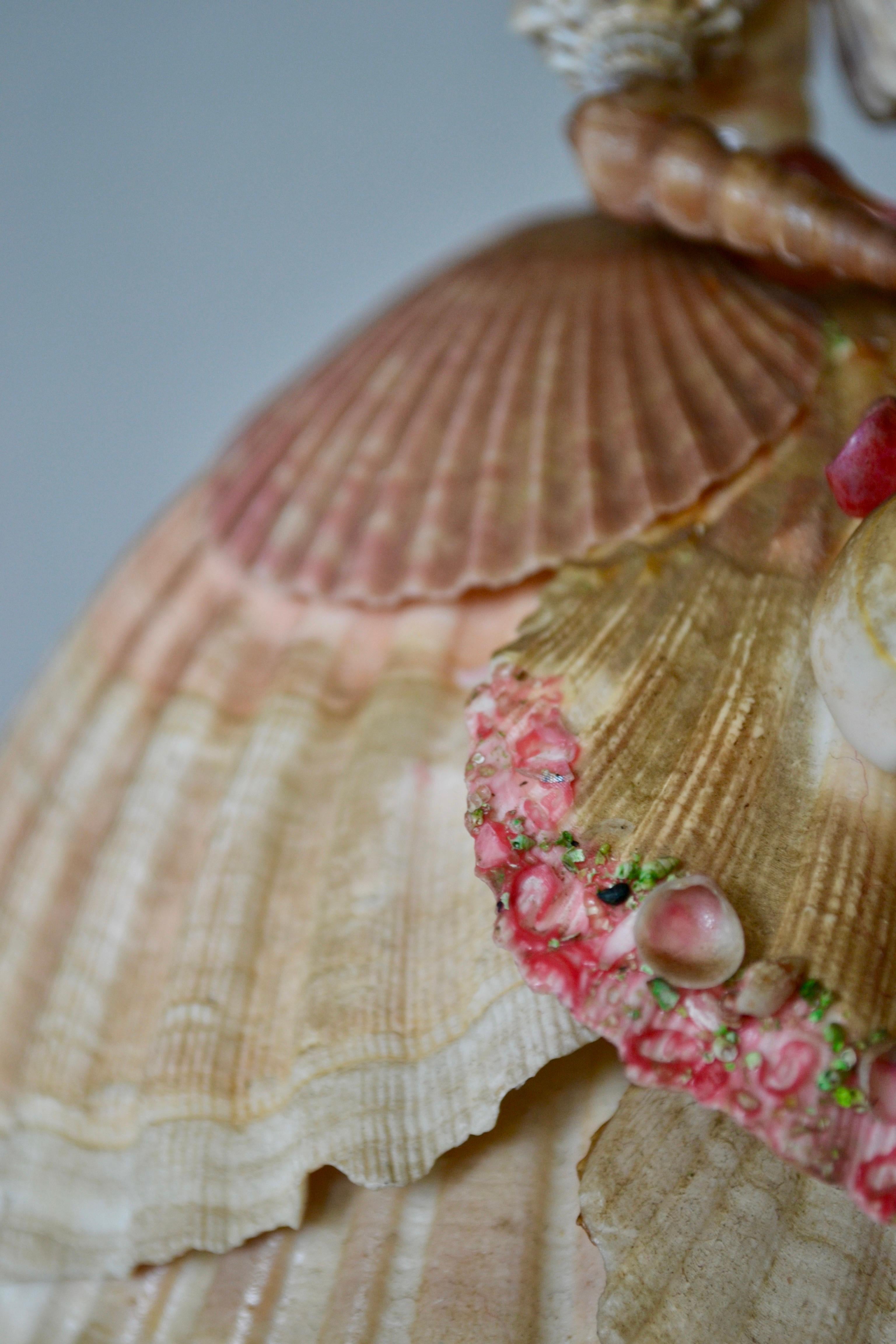 French Shell Figurine of a Lady in 19th-Century Dress France, circa 1950 In Good Condition For Sale In SOTTEVILLE-LÈS-ROUEN, FR