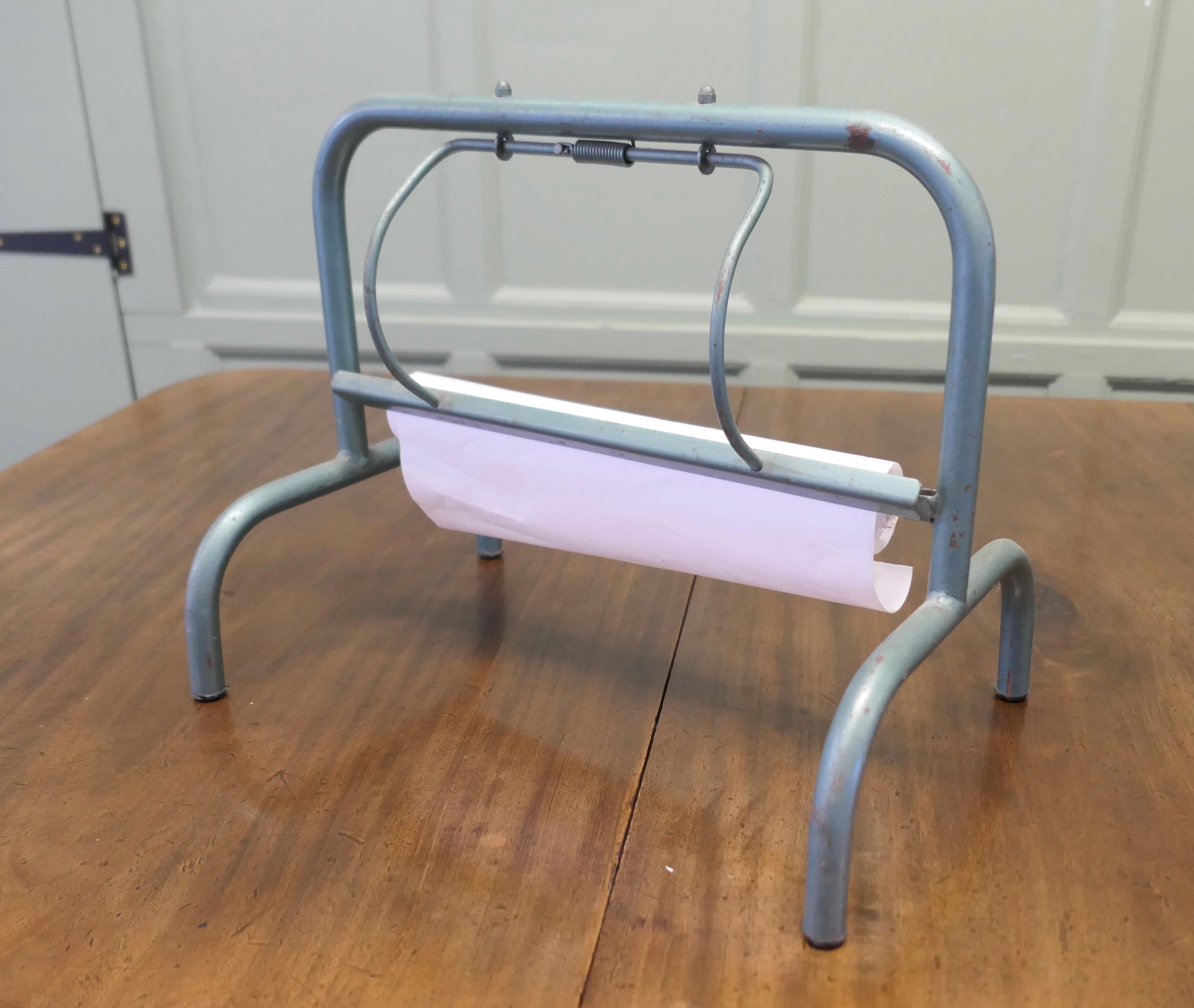 Distributeur de papier d'emballage French Shop, coupeur de rouleaux de papier Mid Century Retro

Un objet inhabituel et très utile, doté d'un cadre en métal tubulaire vert avec de larges pieds pour la stabilité, le porte-rouleau de papier est en fer