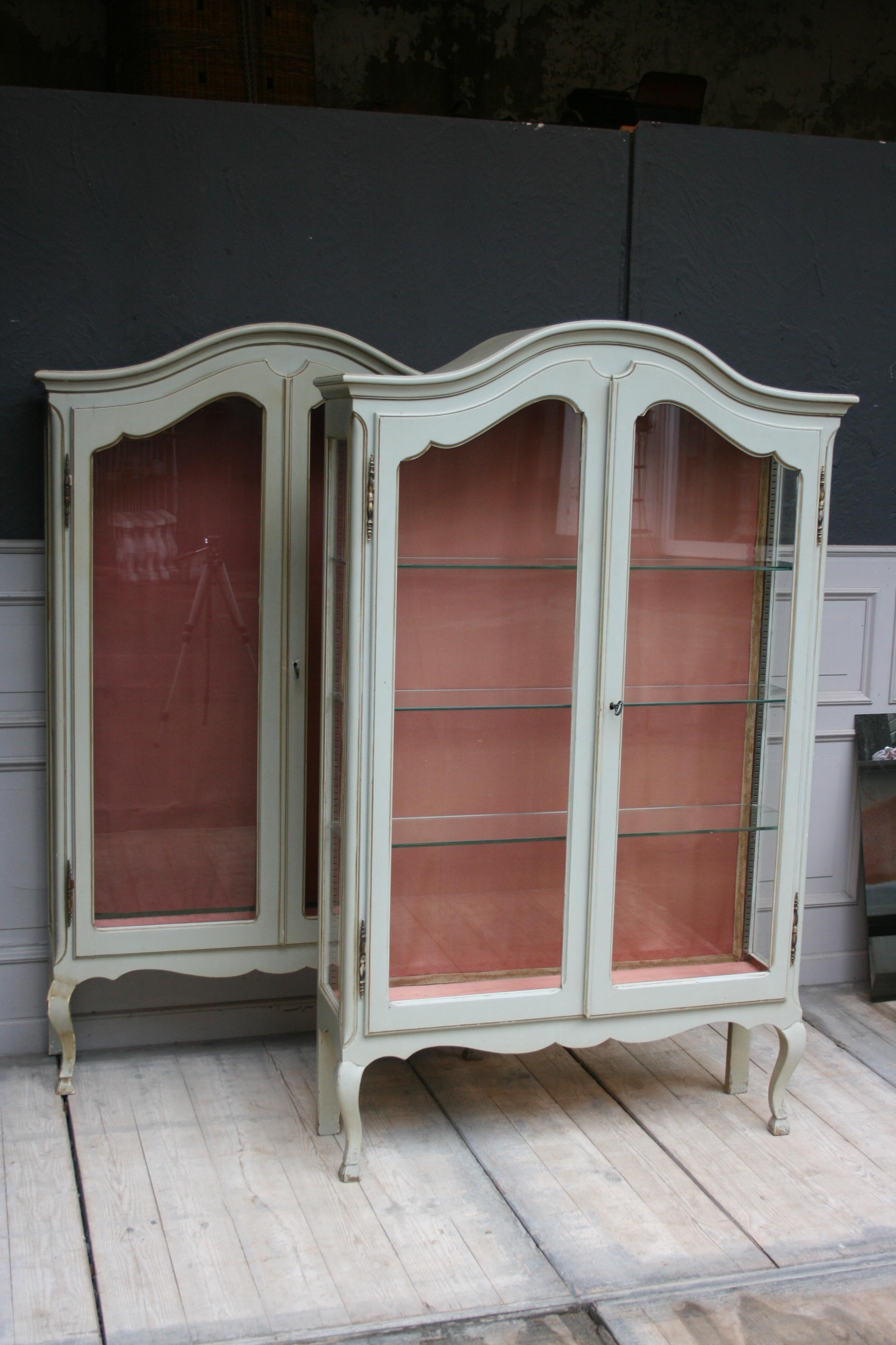French Showcase Vitrines Made of Cream Painted Pine, Set of 2 In Good Condition In Dusseldorf, DE