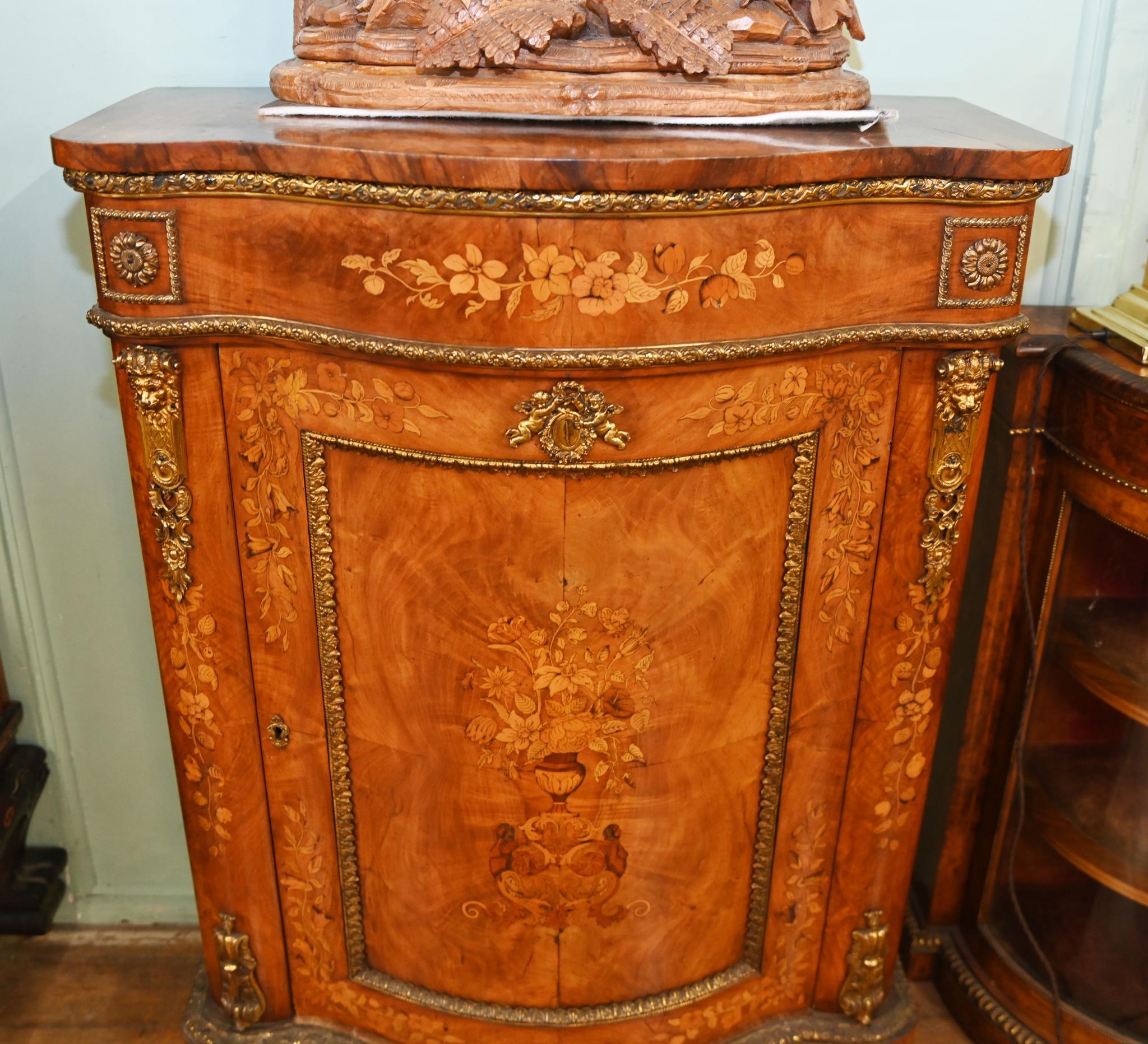 Armario auxiliar francés con incrustaciones florales Luis XVI 1860 en venta 8