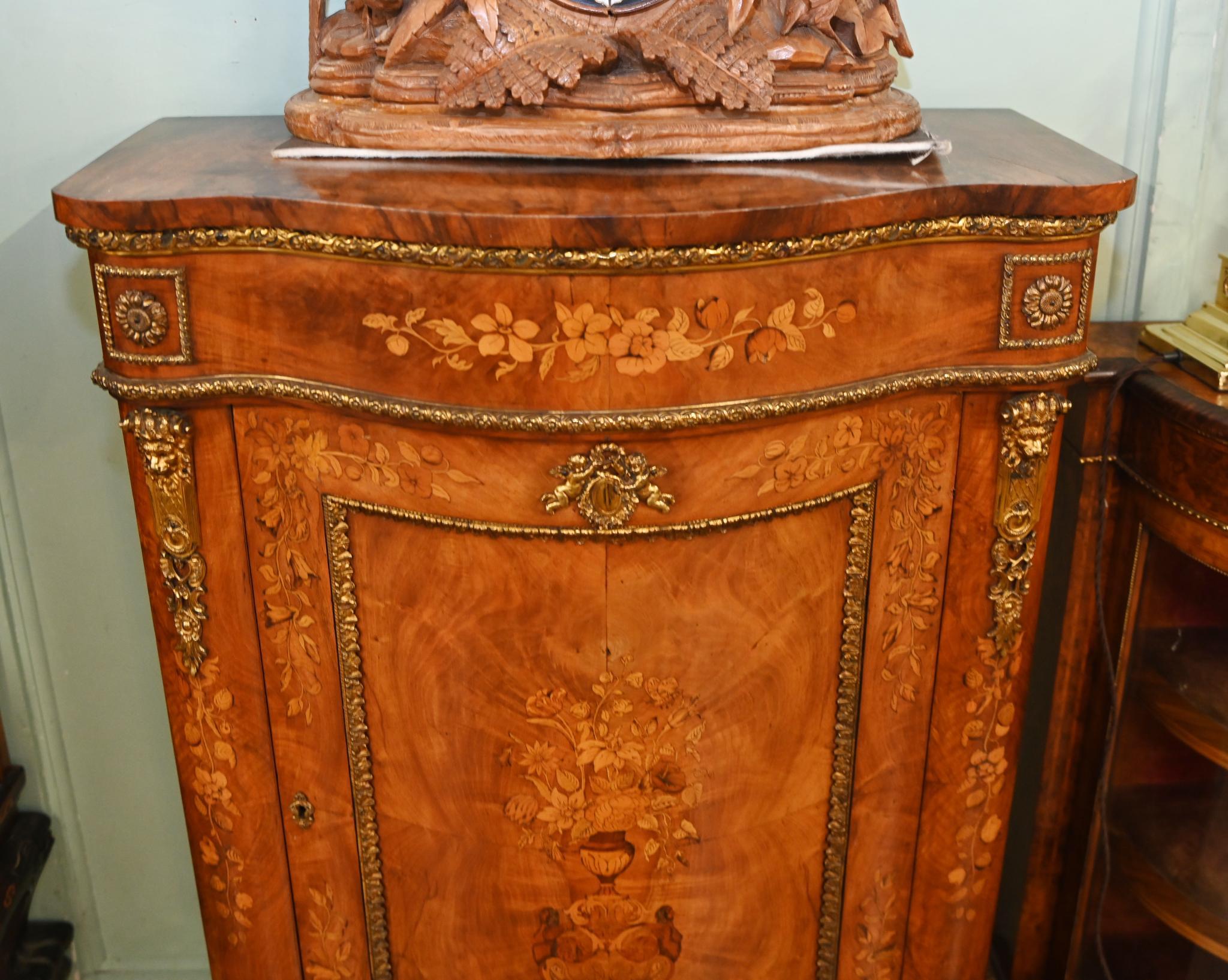 Armario auxiliar francés con incrustaciones florales Luis XVI 1860 en venta 9